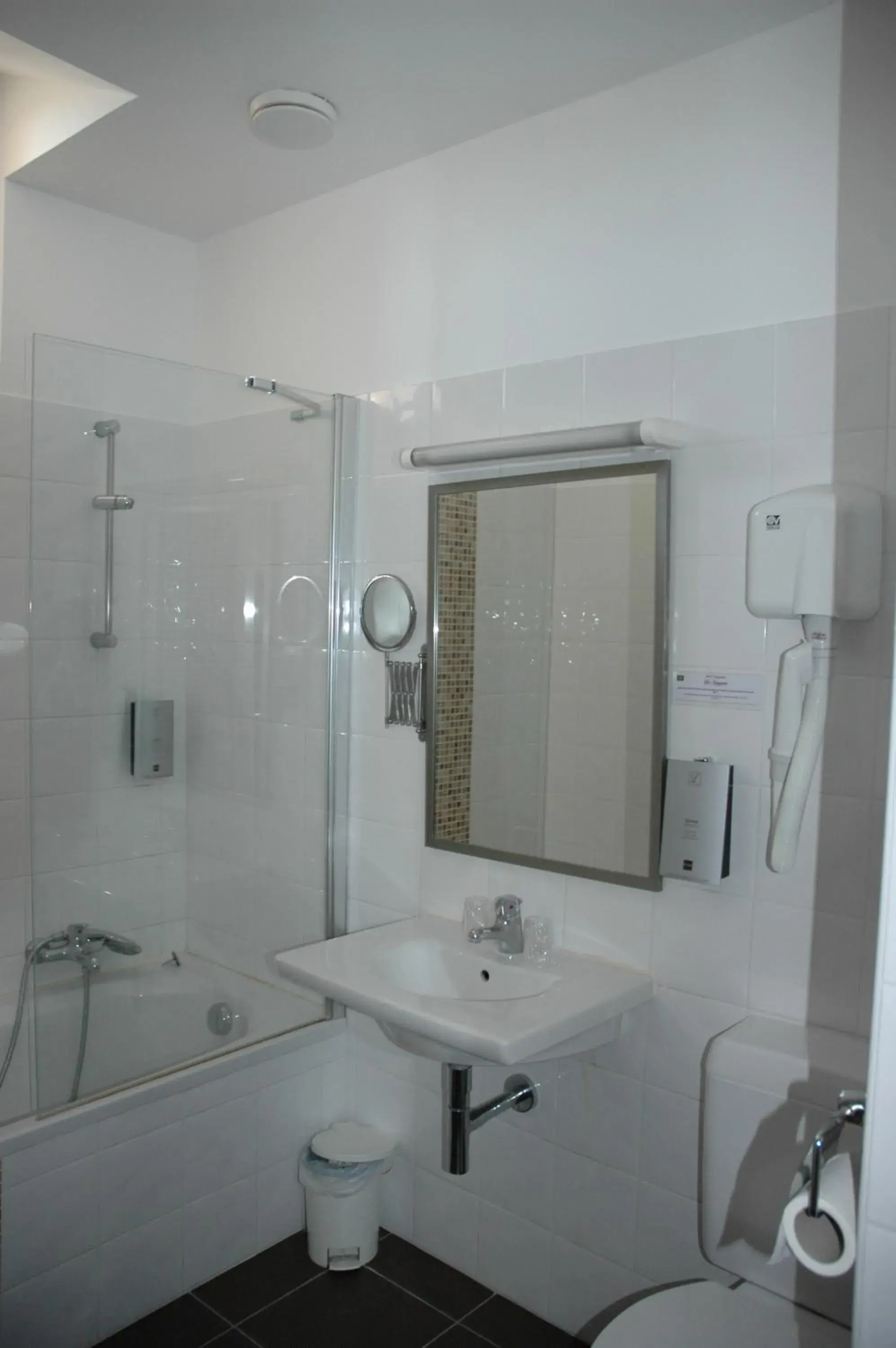 Logis Hôtels - Hôtel et Restaurant Les Voyageurs Logis Hôtels - Hôtel et Restaurant Les Voyageurs