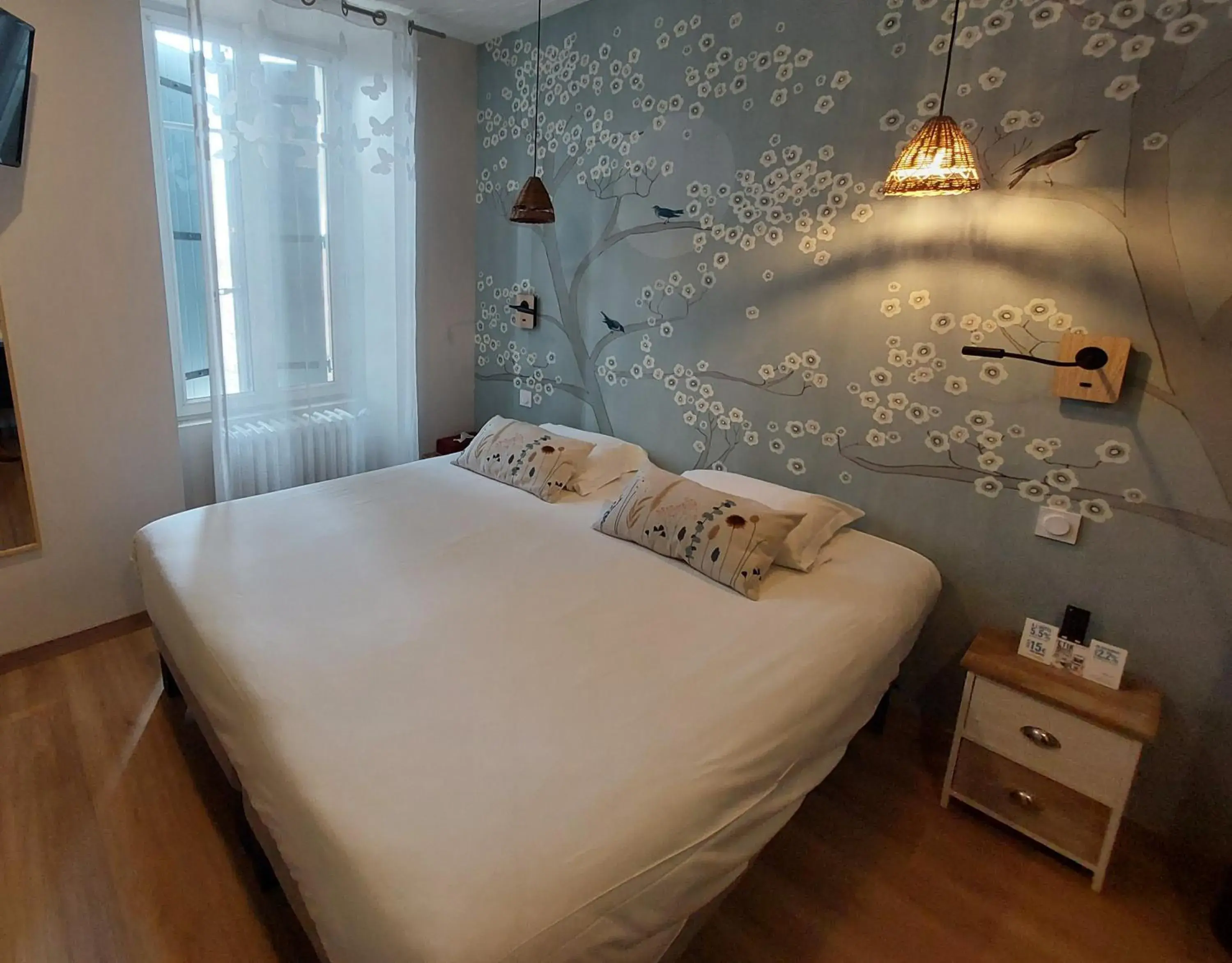 Bed in Logis Hôtels - Hôtel et Restaurant Les Voyageurs Bed in Logis Hôtels - Hôtel et Restaurant Les Voyageurs