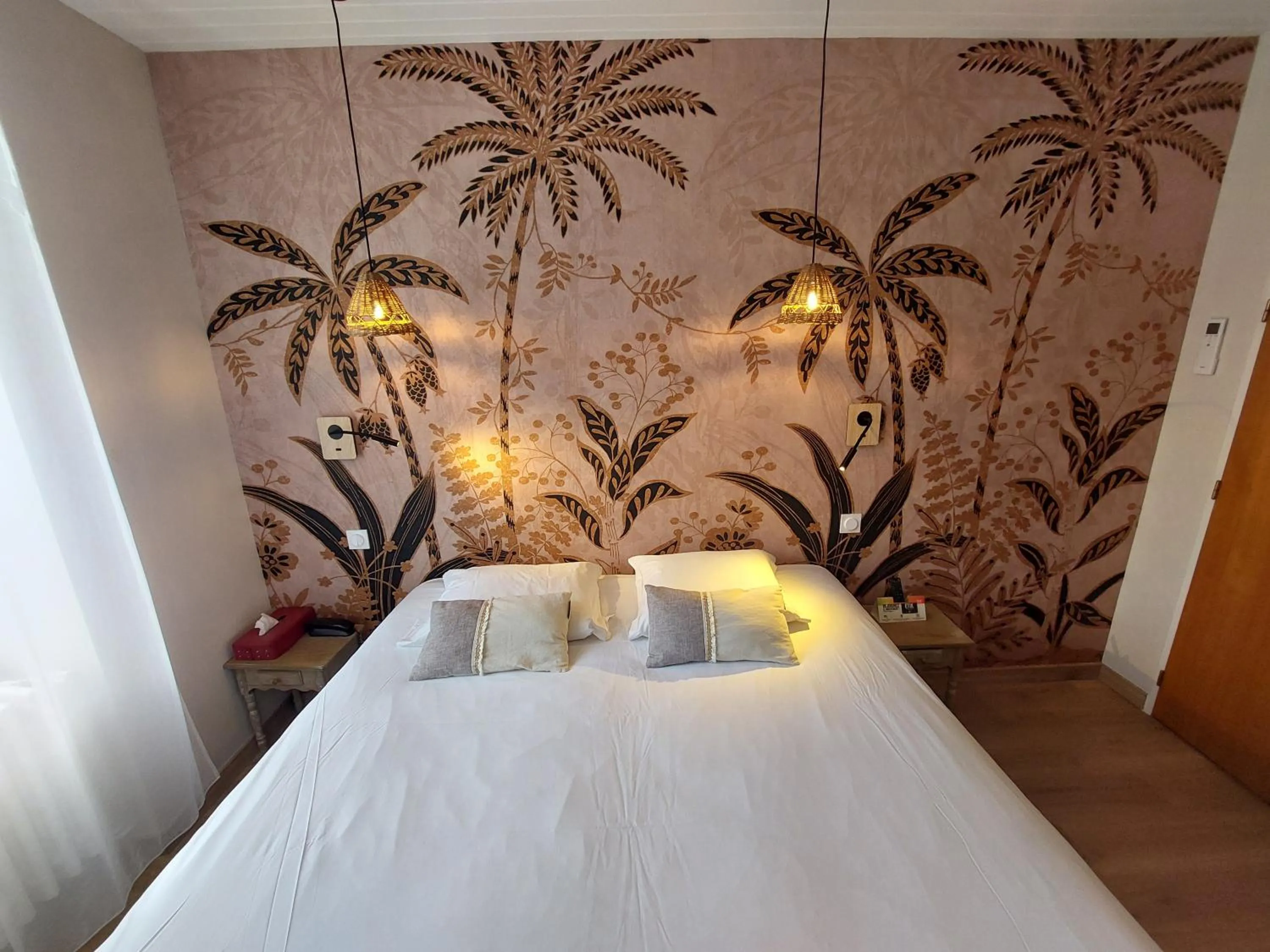 Bed in Logis Hôtels - Hôtel et Restaurant Les Voyageurs