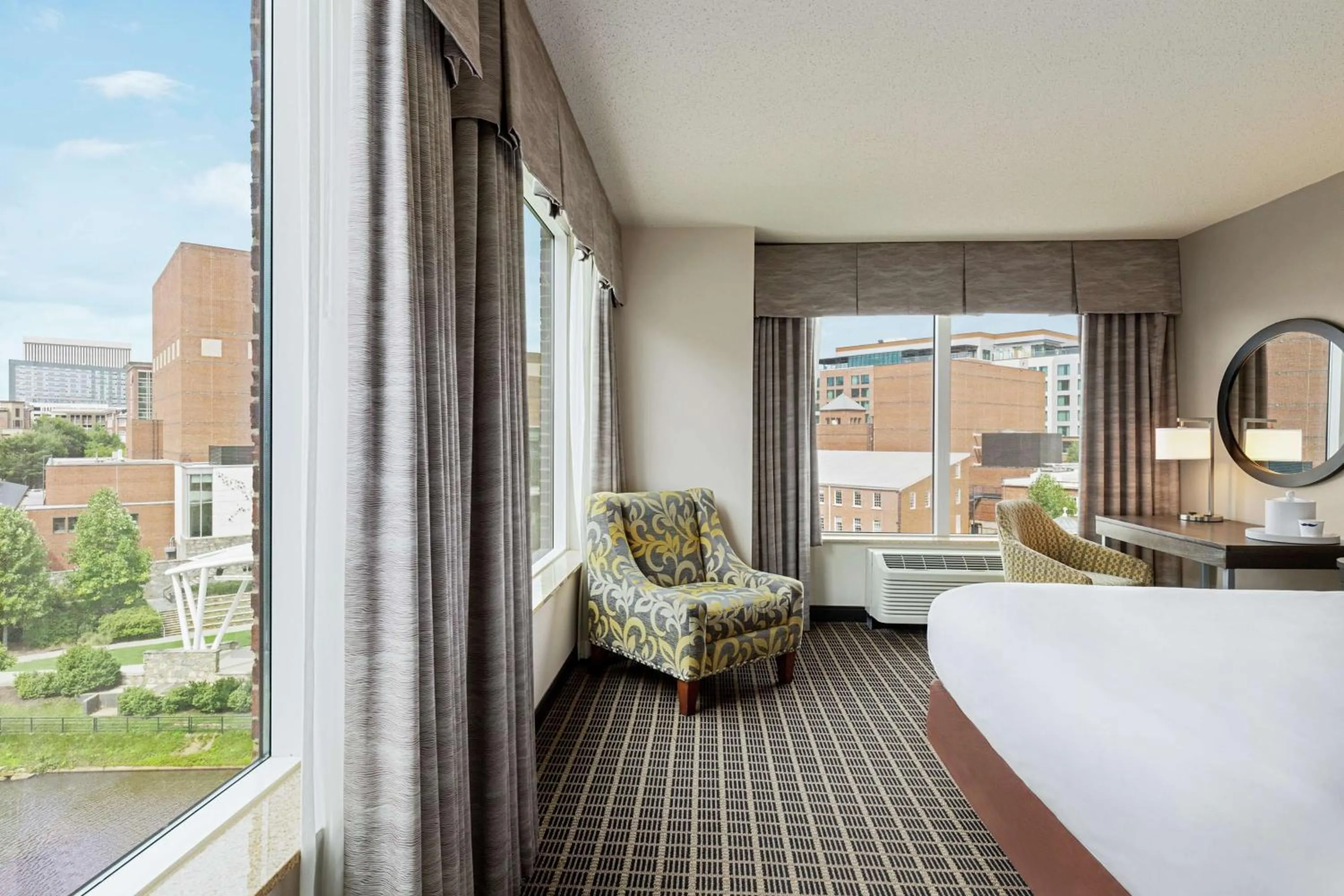Bedroom, Bed in Hampton Inn & Suites Greenville-Downtown-Riverplace