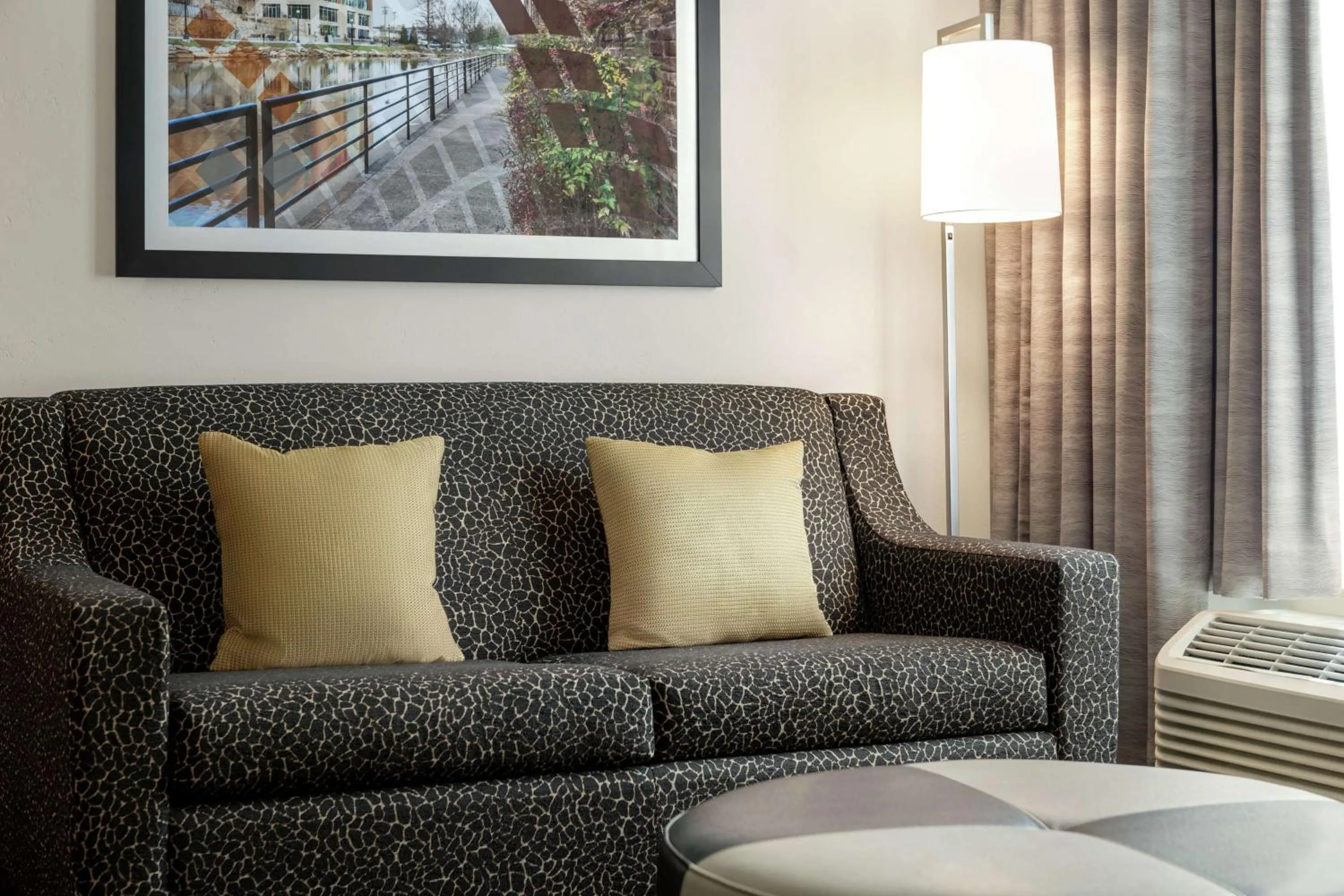 Living room in Hampton Inn & Suites Greenville-Downtown-Riverplace