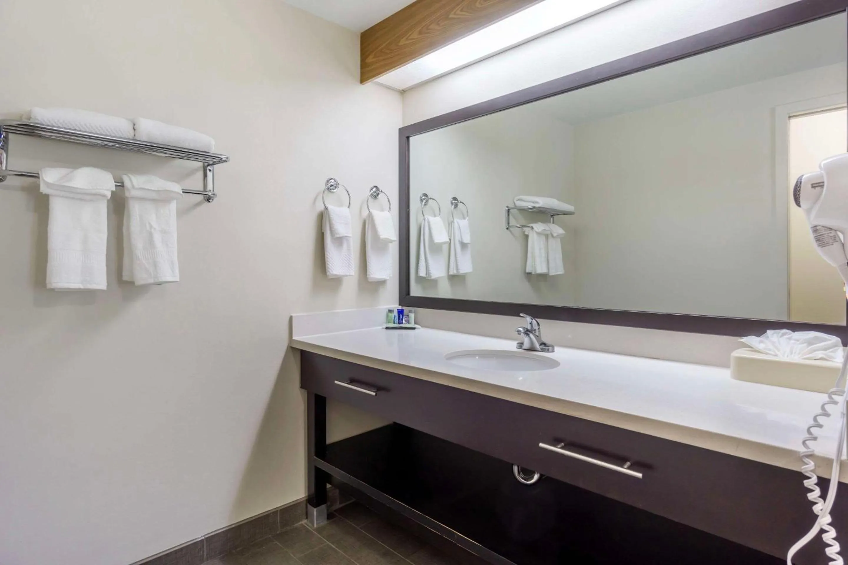 Bathroom in Sleep Inn Sea Tac Airport