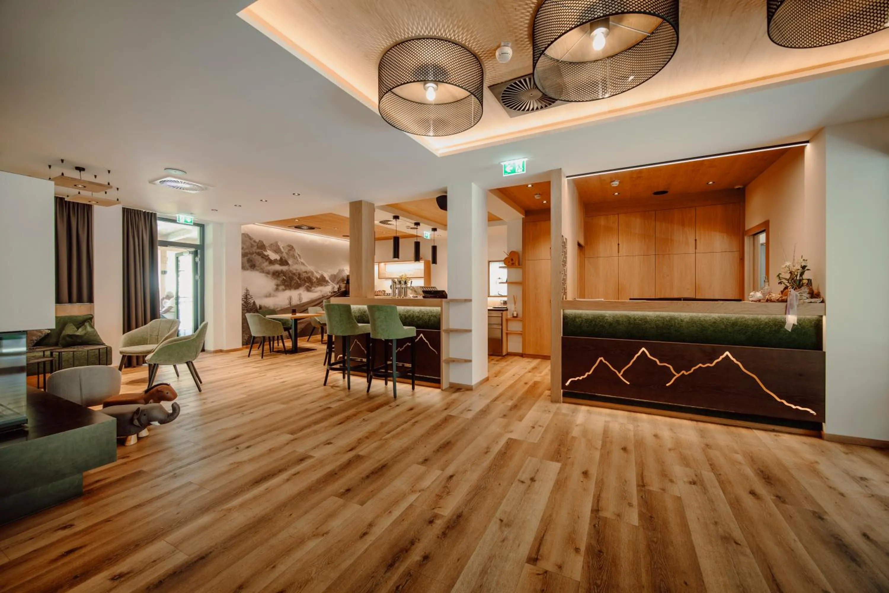 Lobby or reception, Bed in Hotel Salzburger Hof