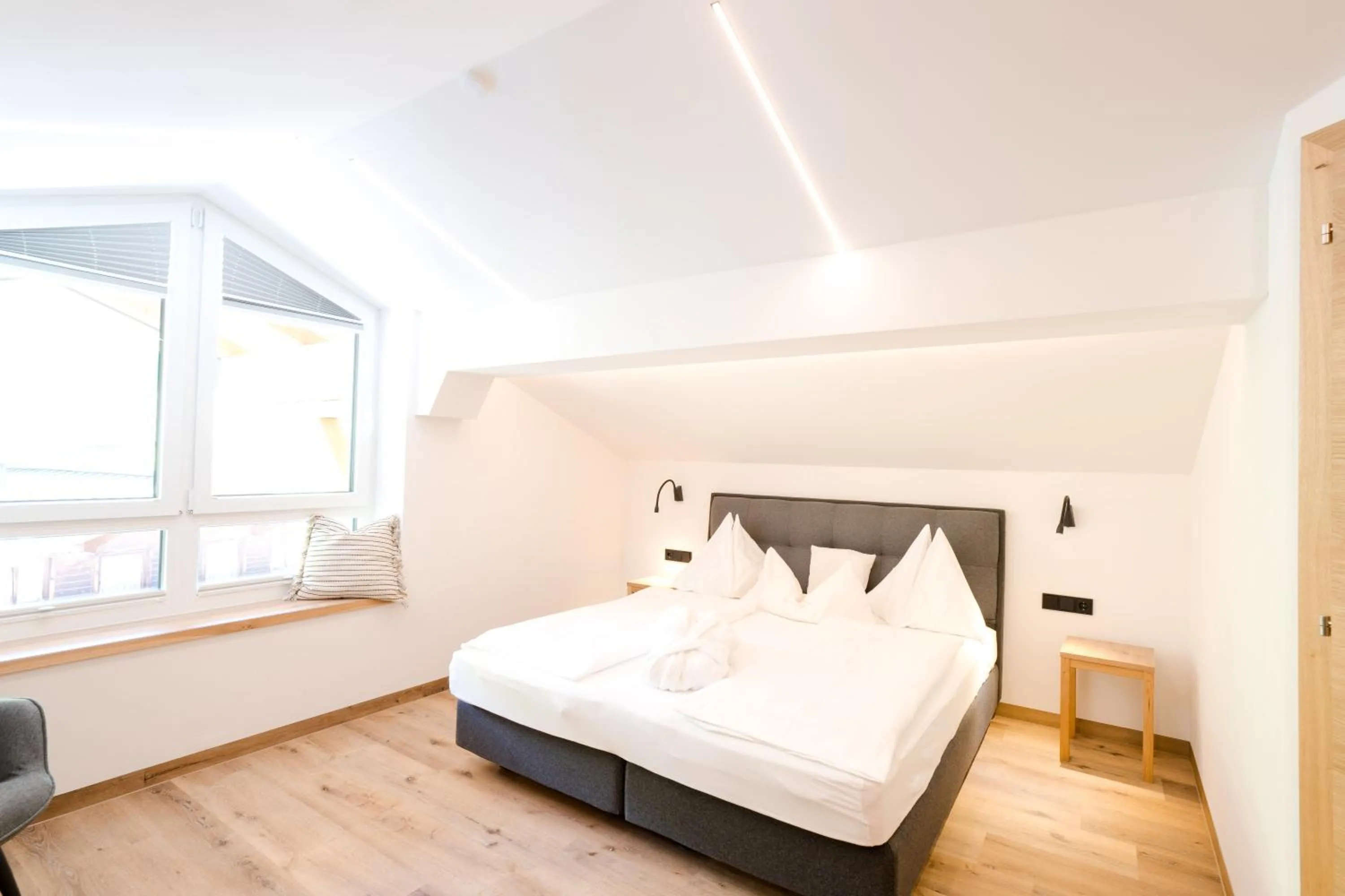 Photo of the whole room, Bed in Hotel Salzburger Hof