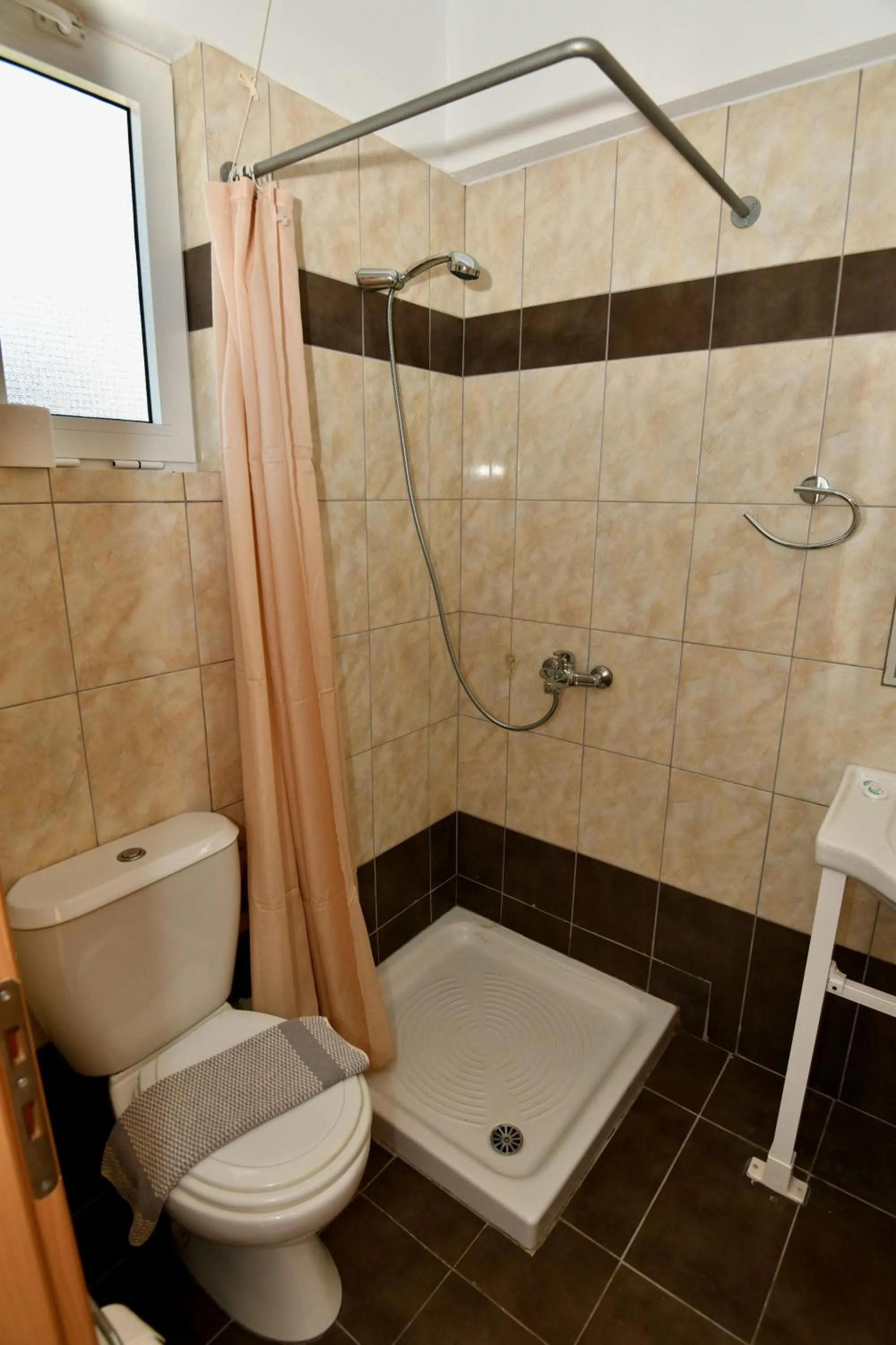 Shower in Summer View