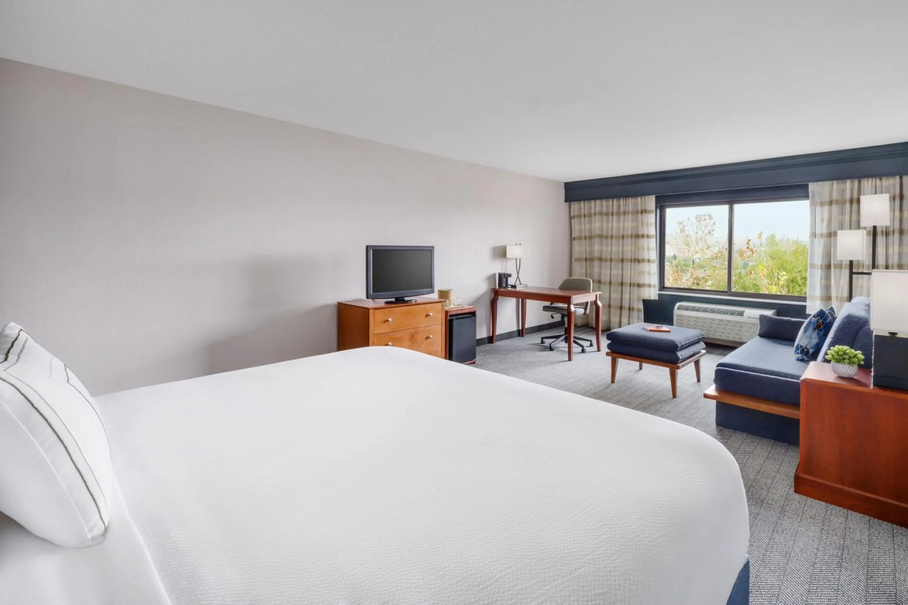 Photo of the whole room, Bed in Courtyard by Marriott Sacramento Folsom