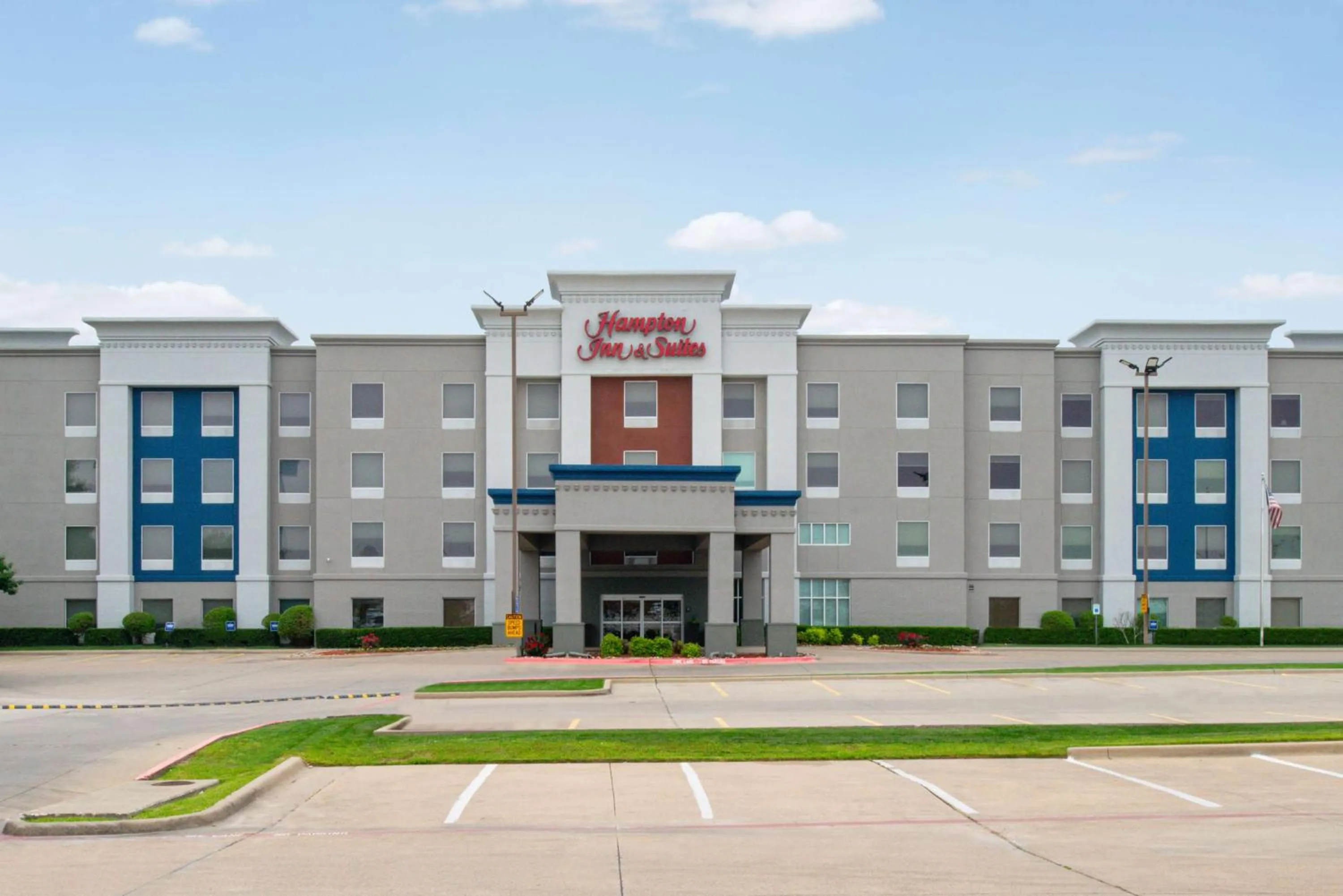 Property building in Hampton Inn & Suites Greenville