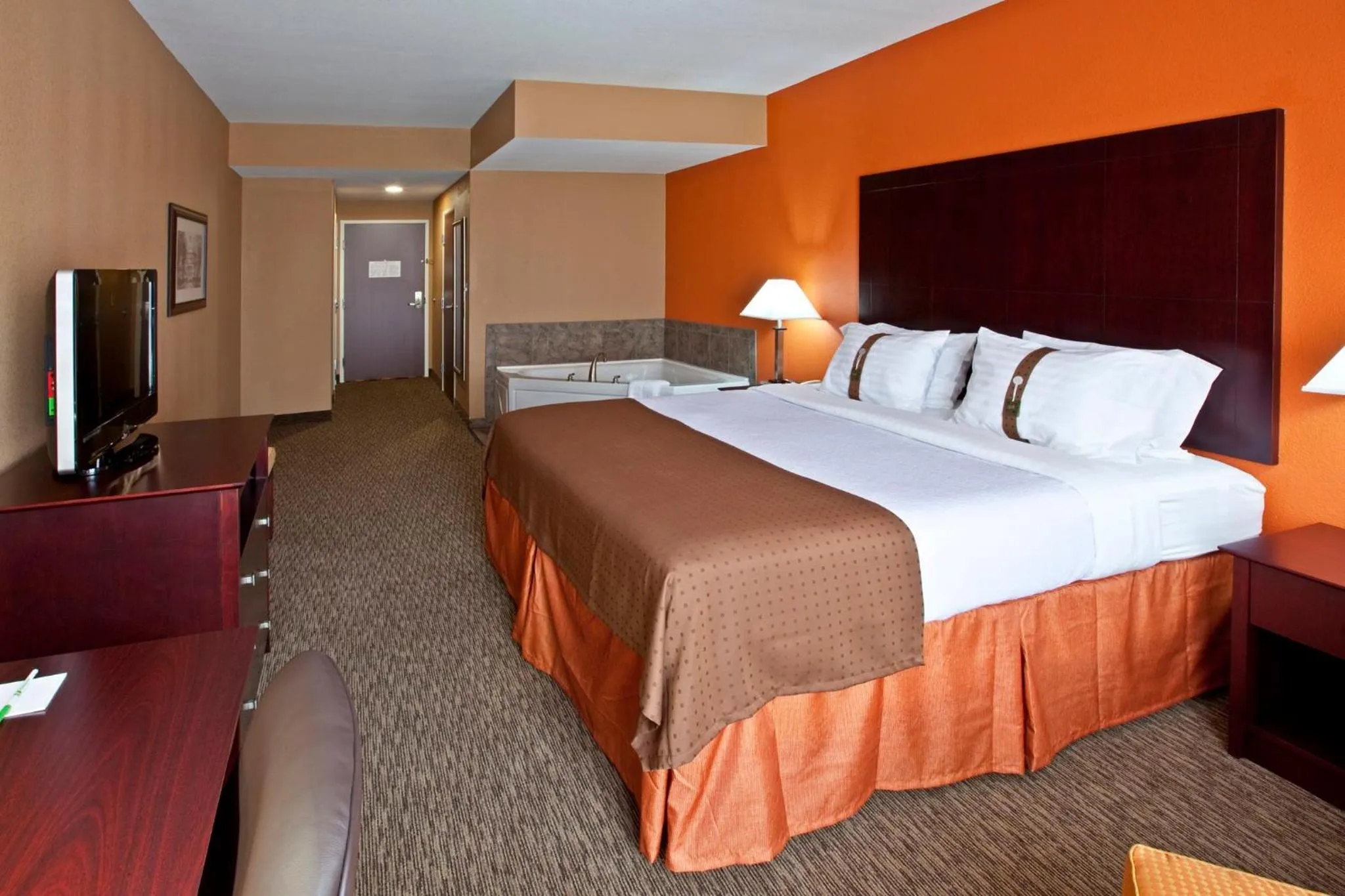 Photo of the whole room, Bed in Holiday Inn Louisville Airport South by IHG