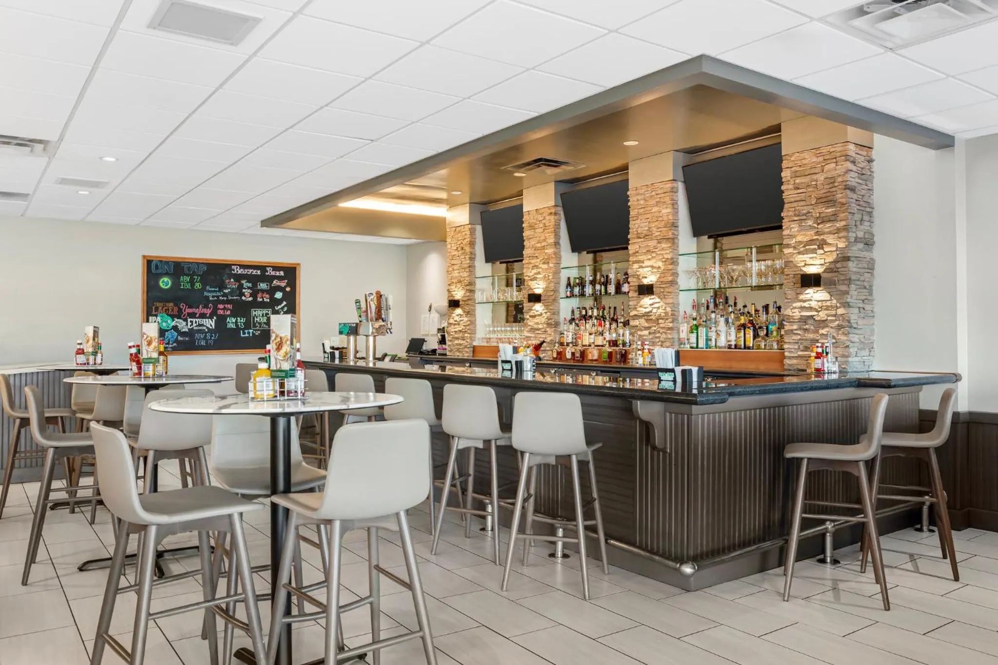 Lounge or bar in Holiday Inn Louisville Airport South by IHG