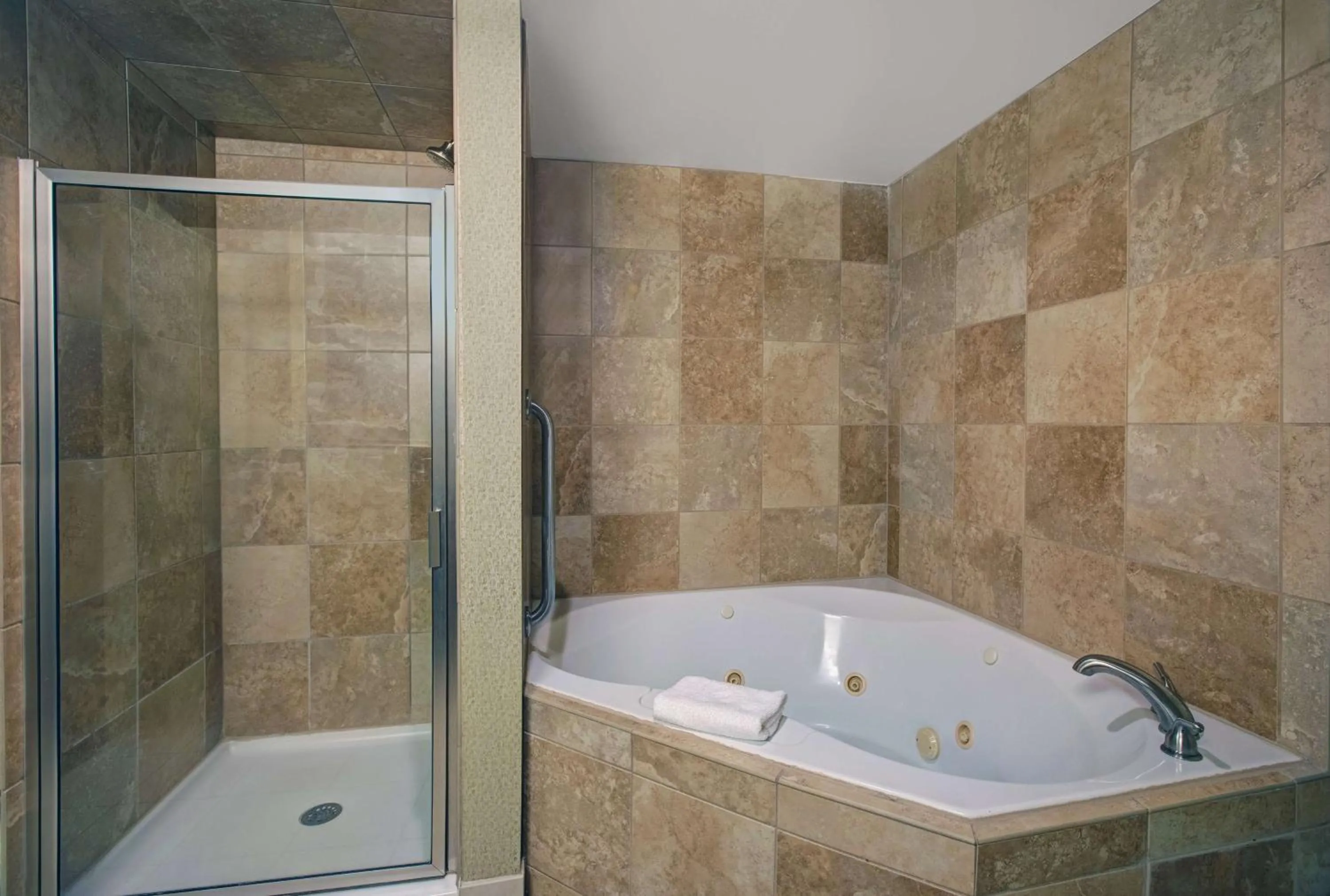 Bathroom in Hampton Inn Greenville/Woodruff Road