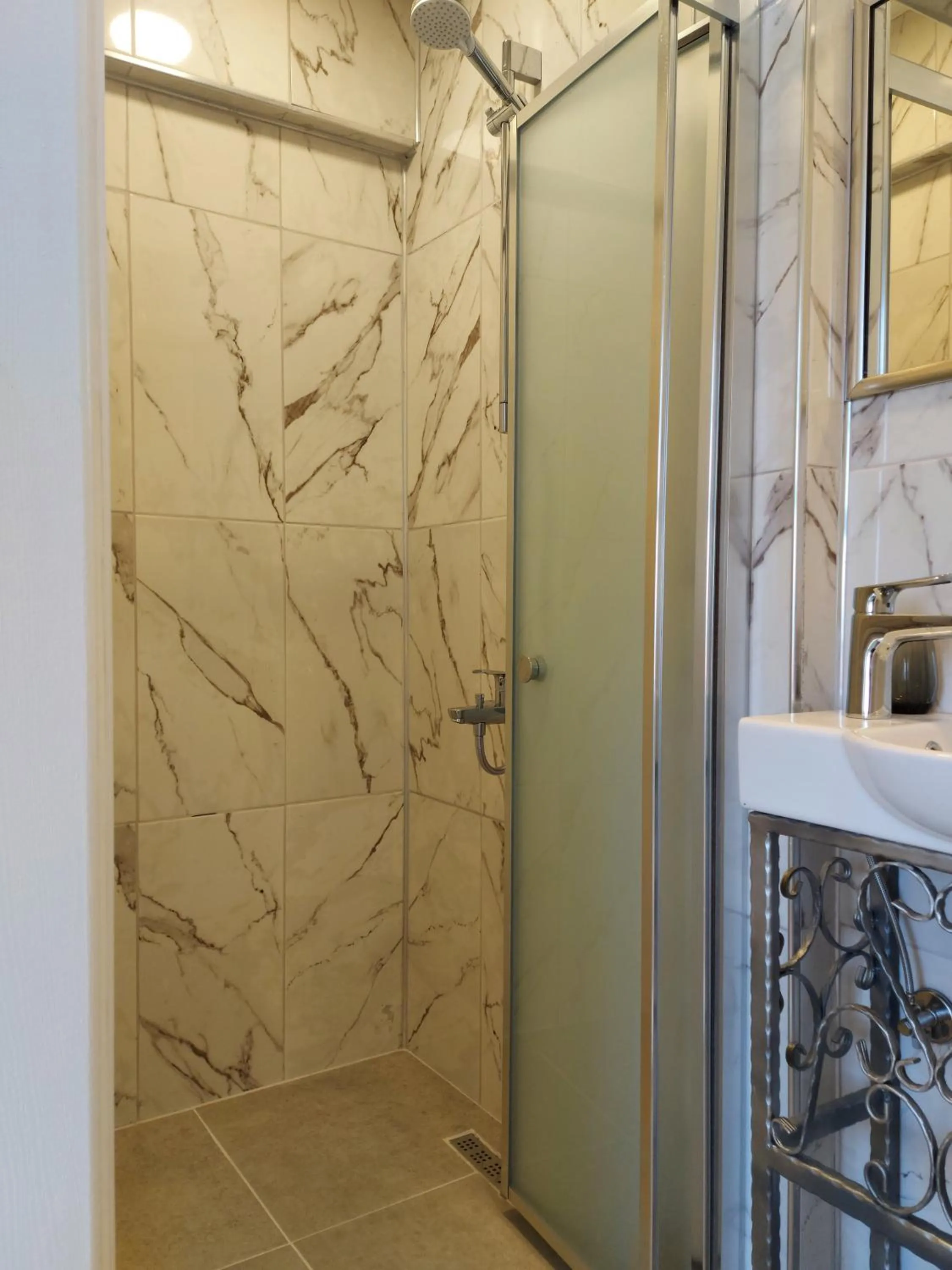 Shower in Eolos House Cunda