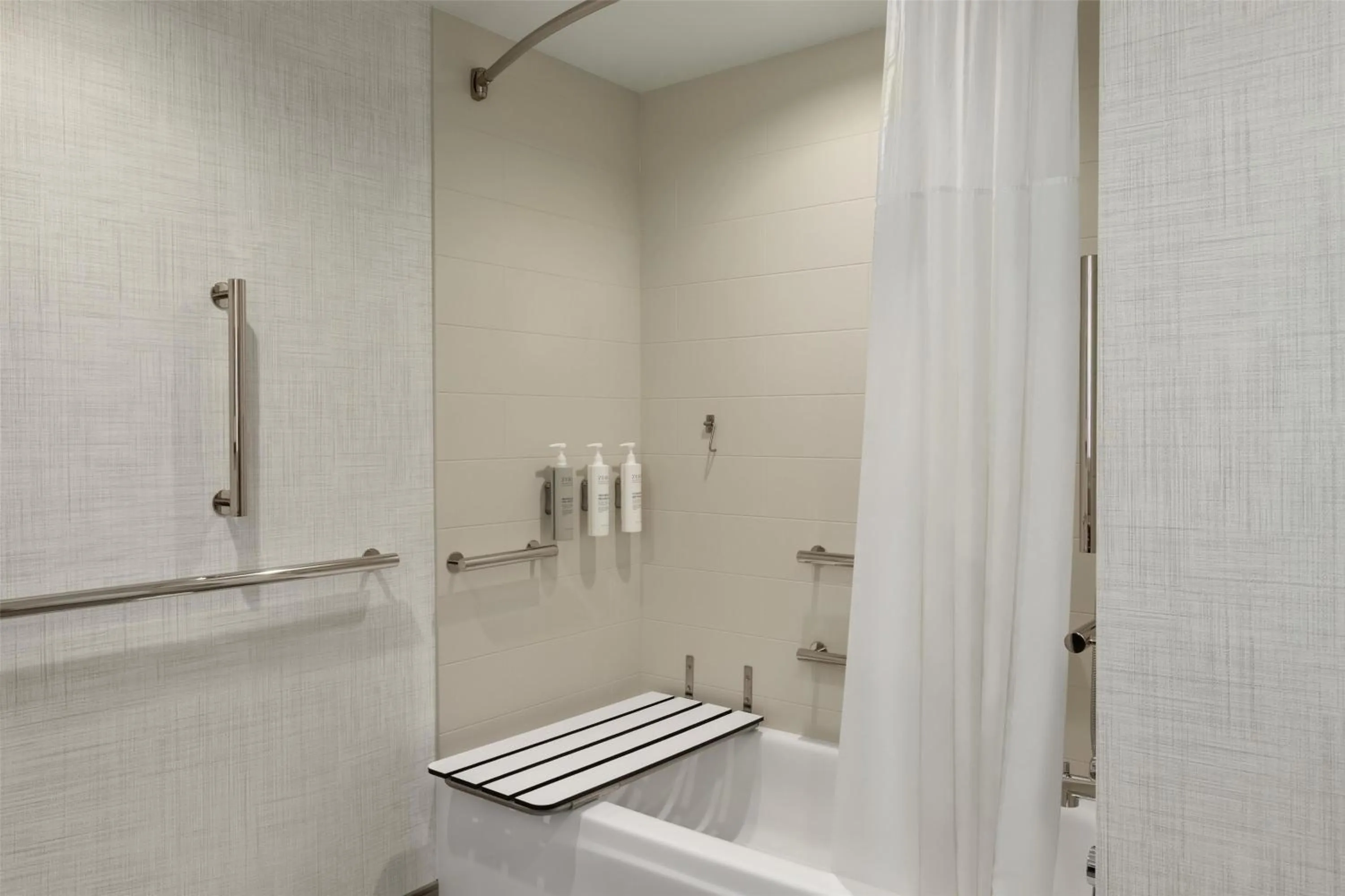 Bathroom in Hampton Inn Hagerstown