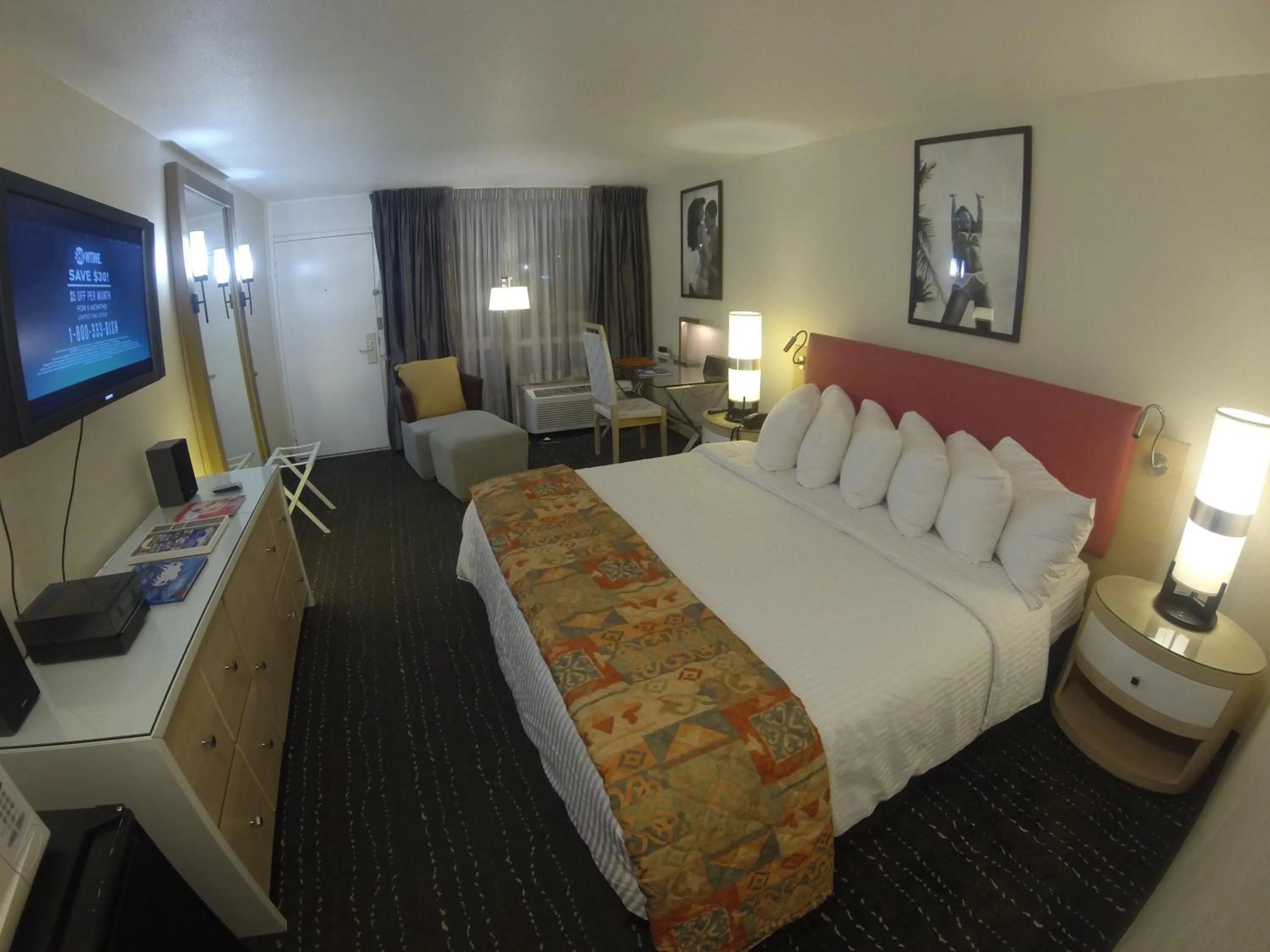 Photo of the whole room, Bed in Floridian Hotel