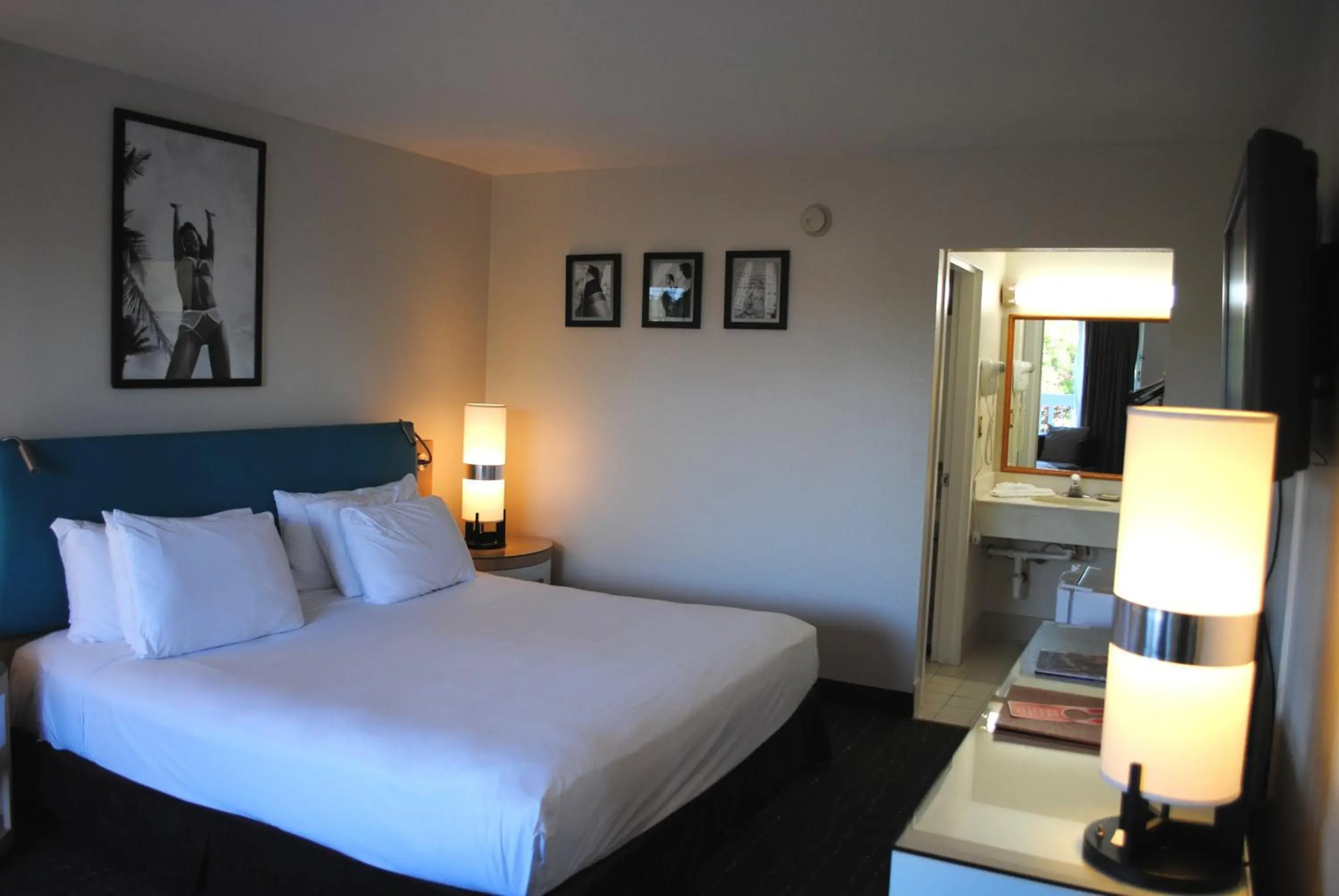 Photo of the whole room, Bed in Floridian Hotel Photo of the whole room, Bed in Floridian Hotel