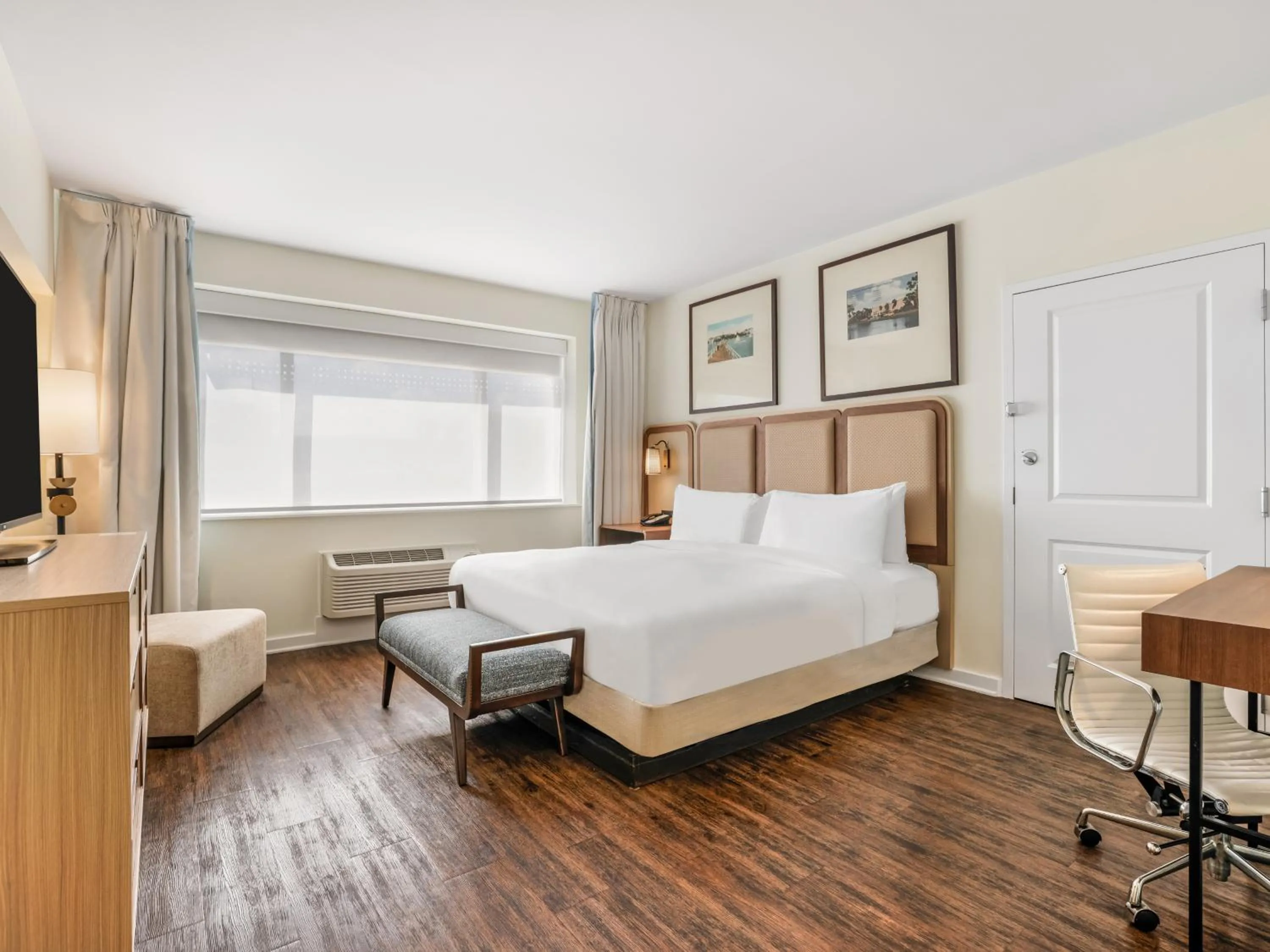 Bed in The Banyan Hotel Fort Myers, Tapestry Collection by Hilton