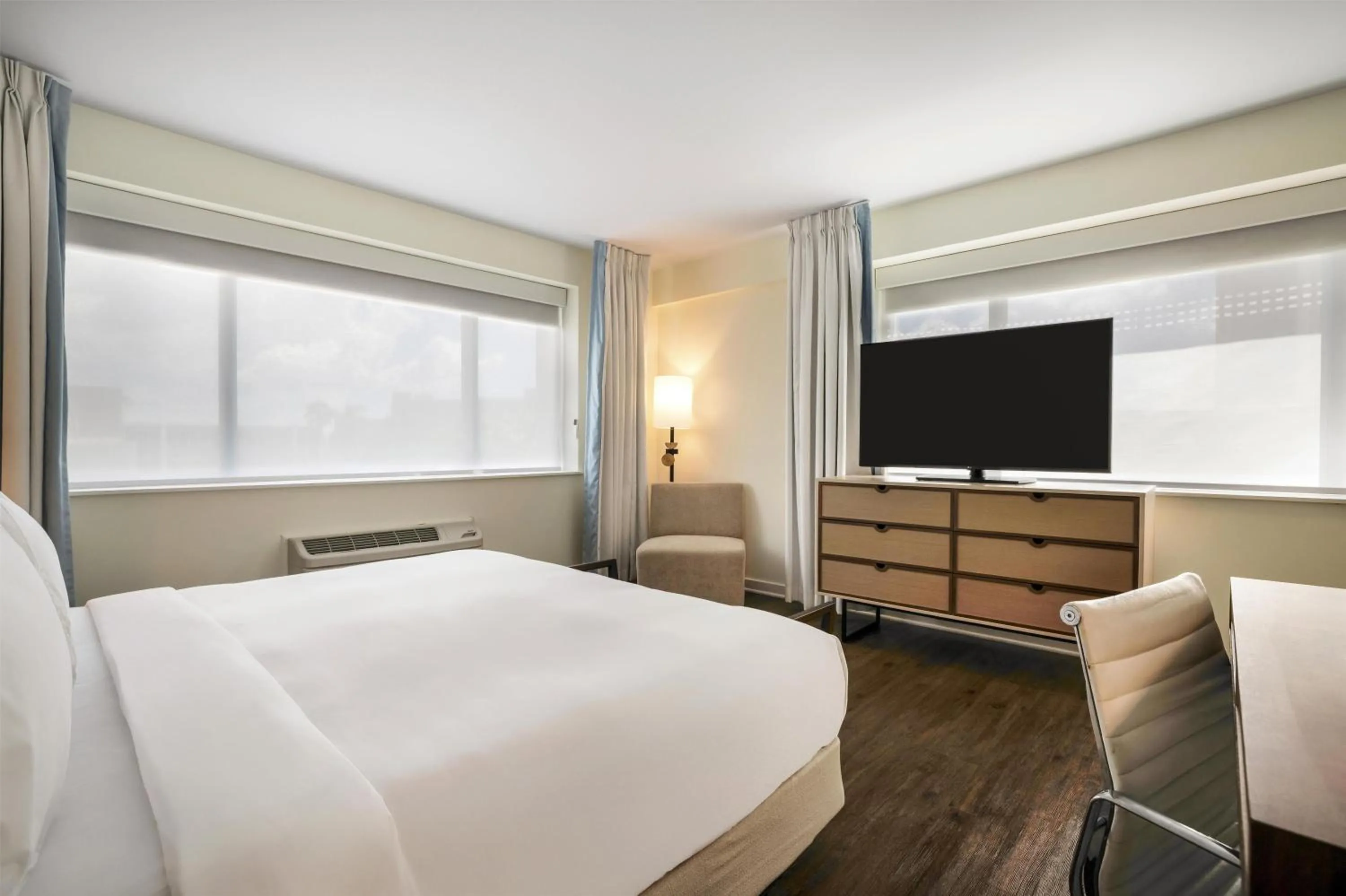 Bed in The Banyan Hotel Fort Myers, Tapestry Collection by Hilton