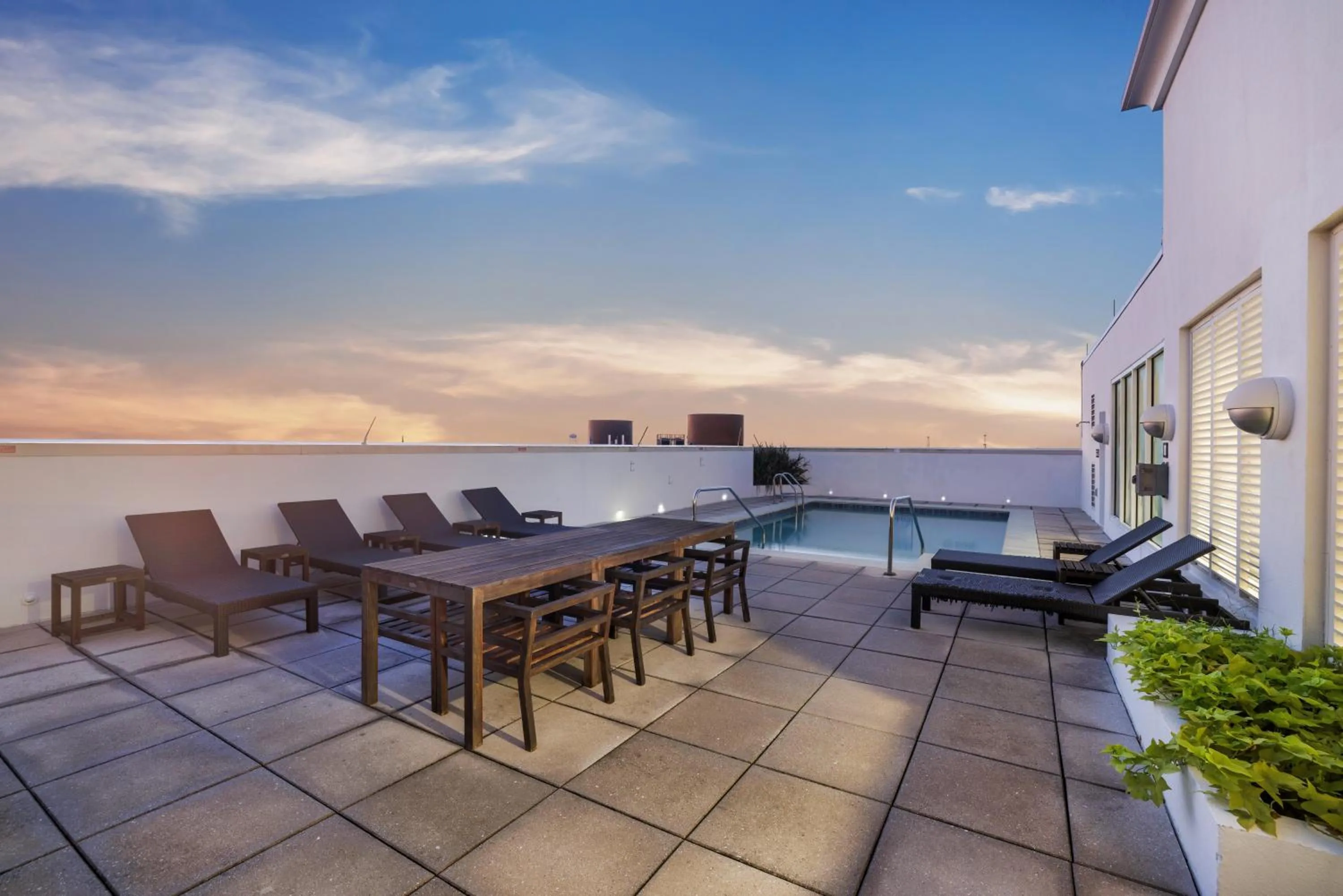 Swimming pool in The Banyan Hotel Fort Myers, Tapestry Collection by Hilton