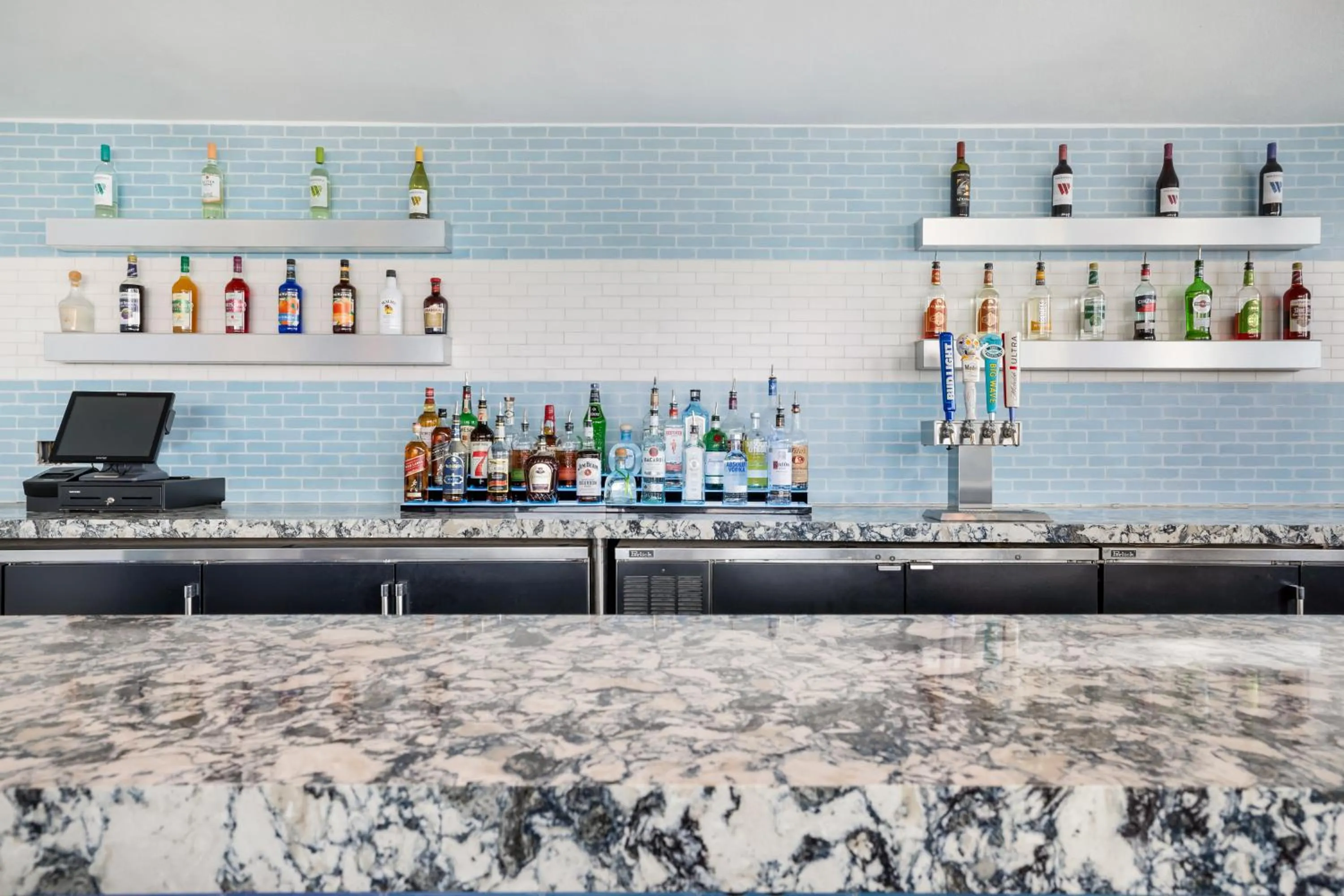 Lounge or bar in The Banyan Hotel Fort Myers, Tapestry Collection by Hilton