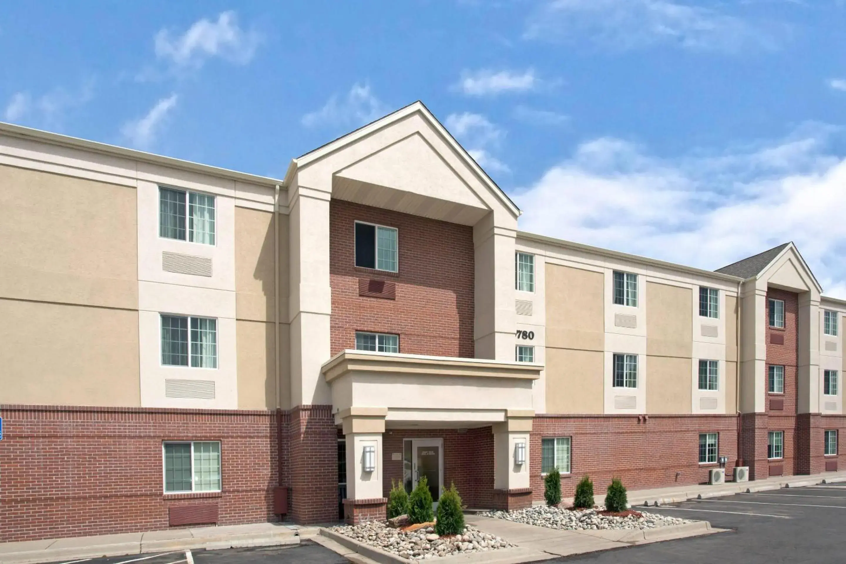 Property building in MainStay Suites Omaha Old Mill Property building in MainStay Suites Omaha Old Mill