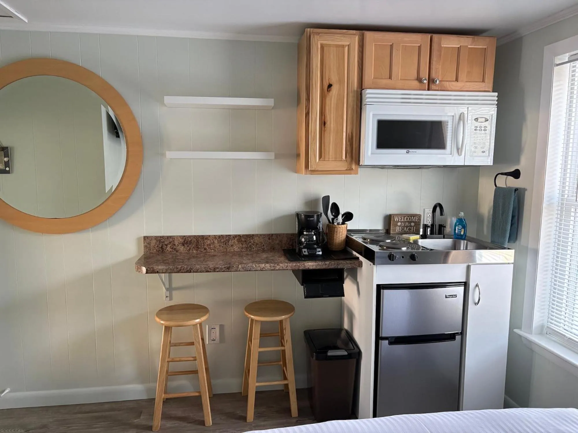 Kitchen or kitchenette in Moontide Motel, Apartments, and Cabins