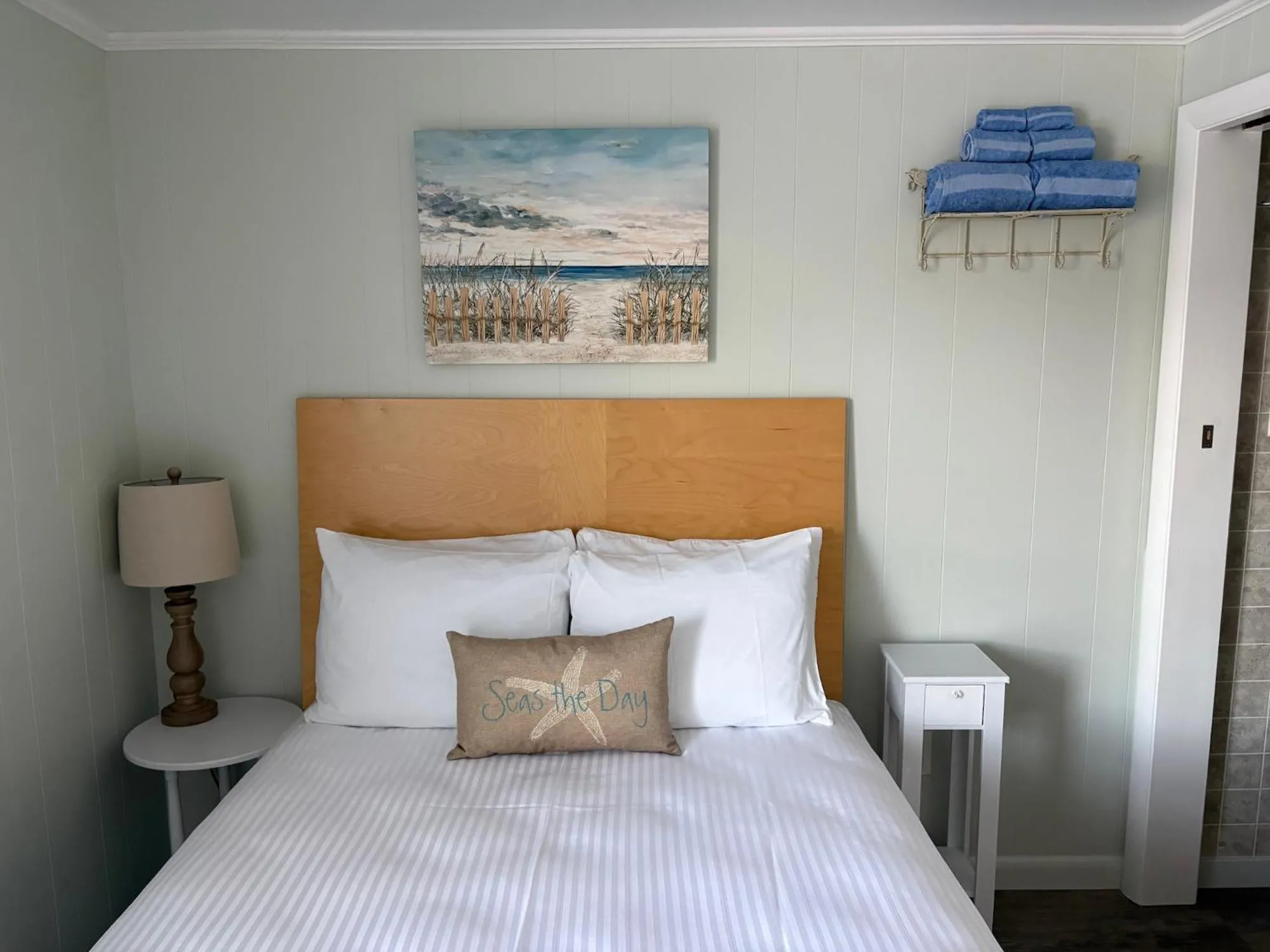 Bed in Moontide Motel, Apartments, and Cabins