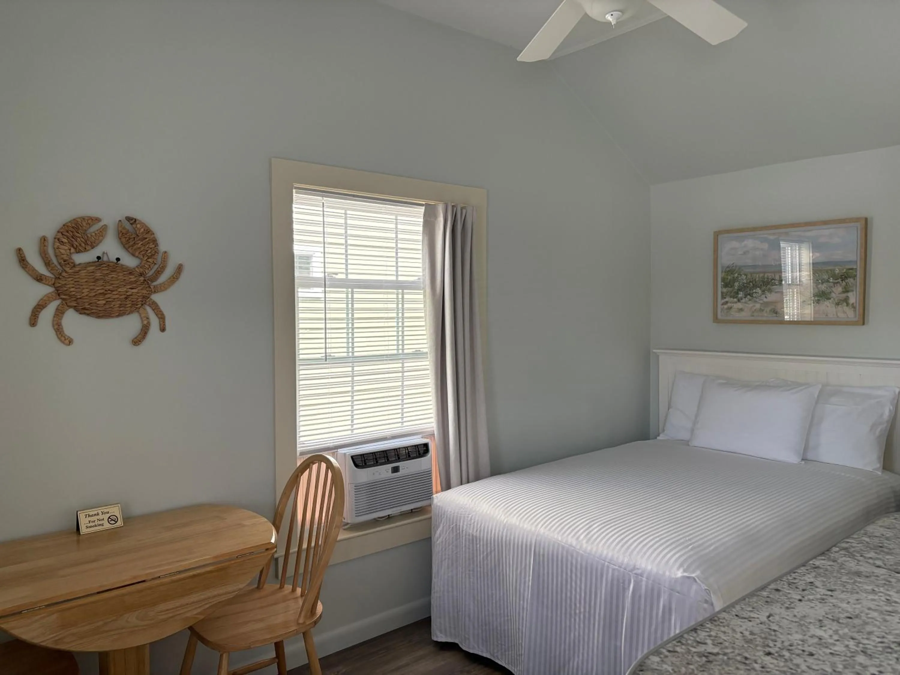 Bed in Moontide Motel, Apartments, and Cabins