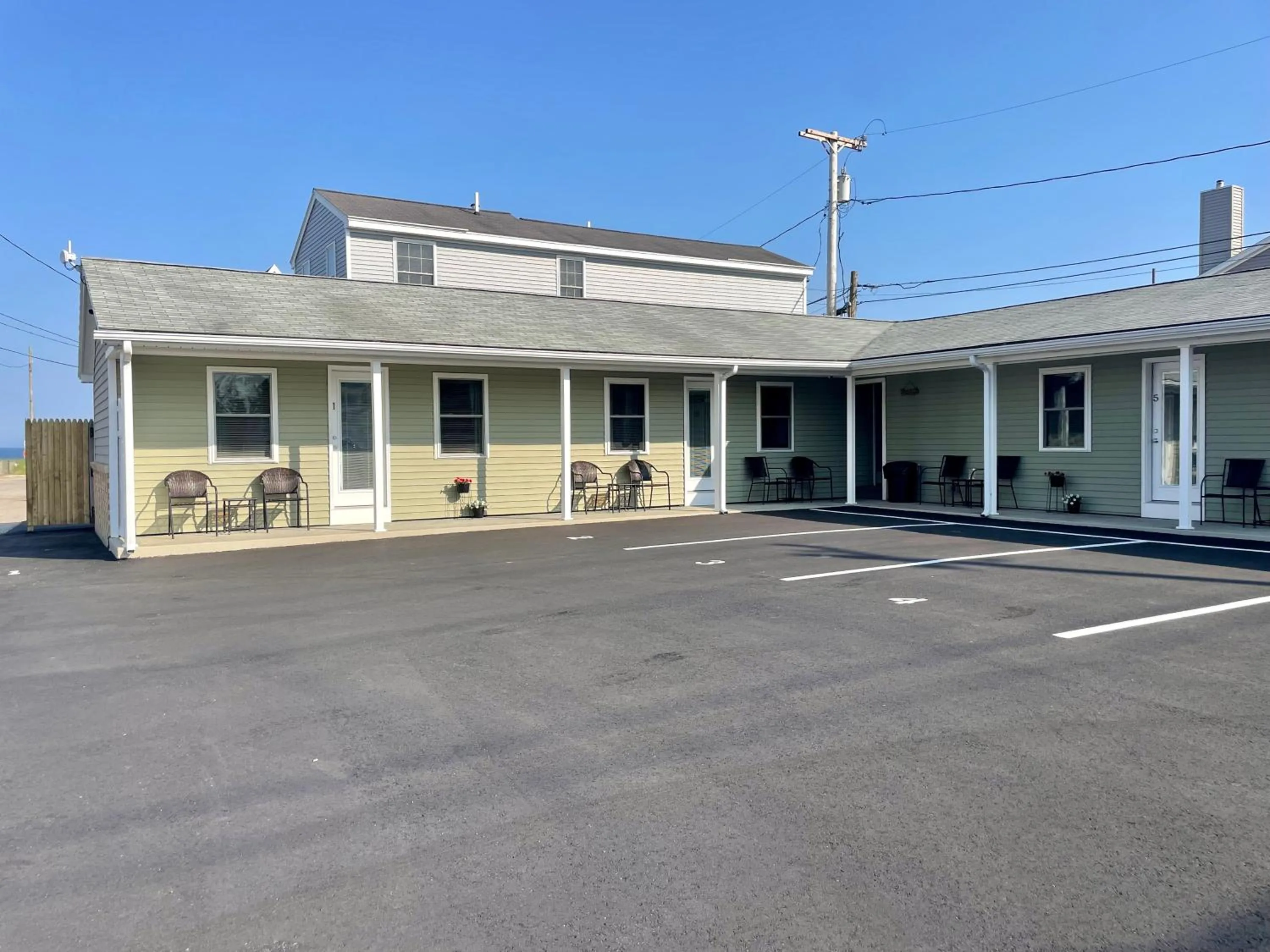 Property building in Moontide Motel, Apartments, and Cabins