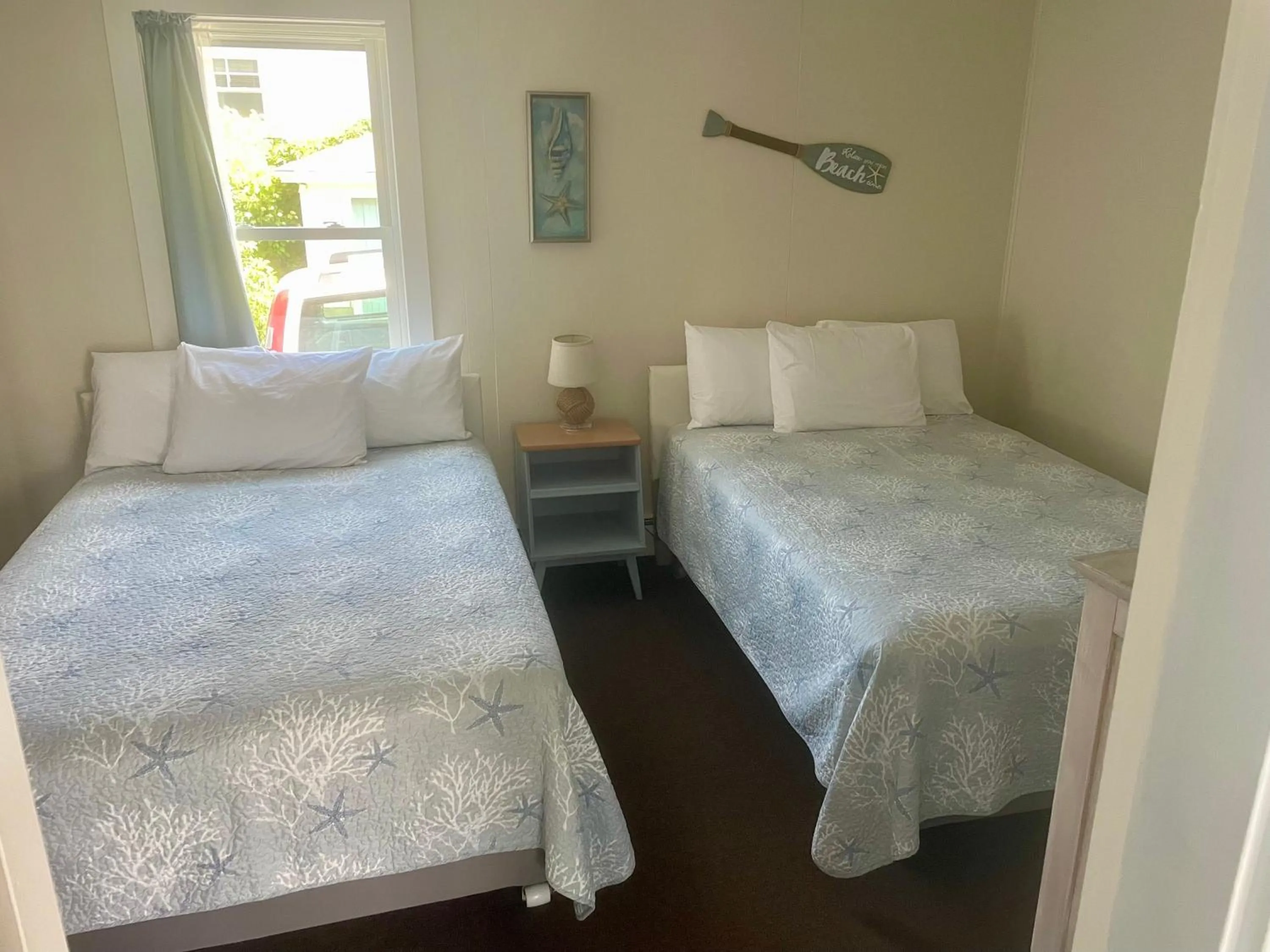 Bedroom, Bed in Moontide Motel, Apartments, and Cabins