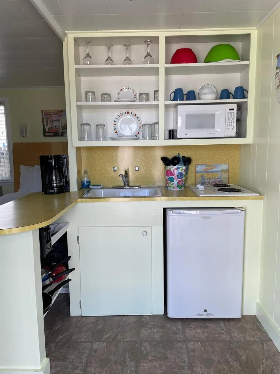 Kitchen or kitchenette in Moontide Motel, Apartments, and Cabins
