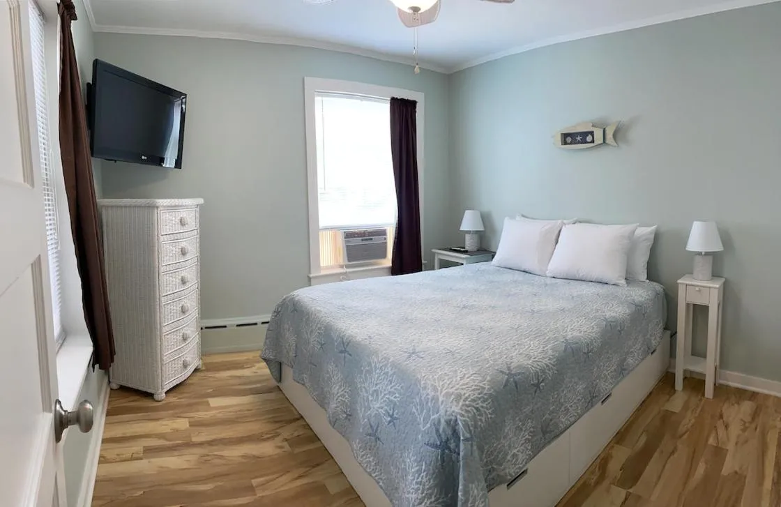 Bedroom, Bed in Moontide Motel, Apartments, and Cabins