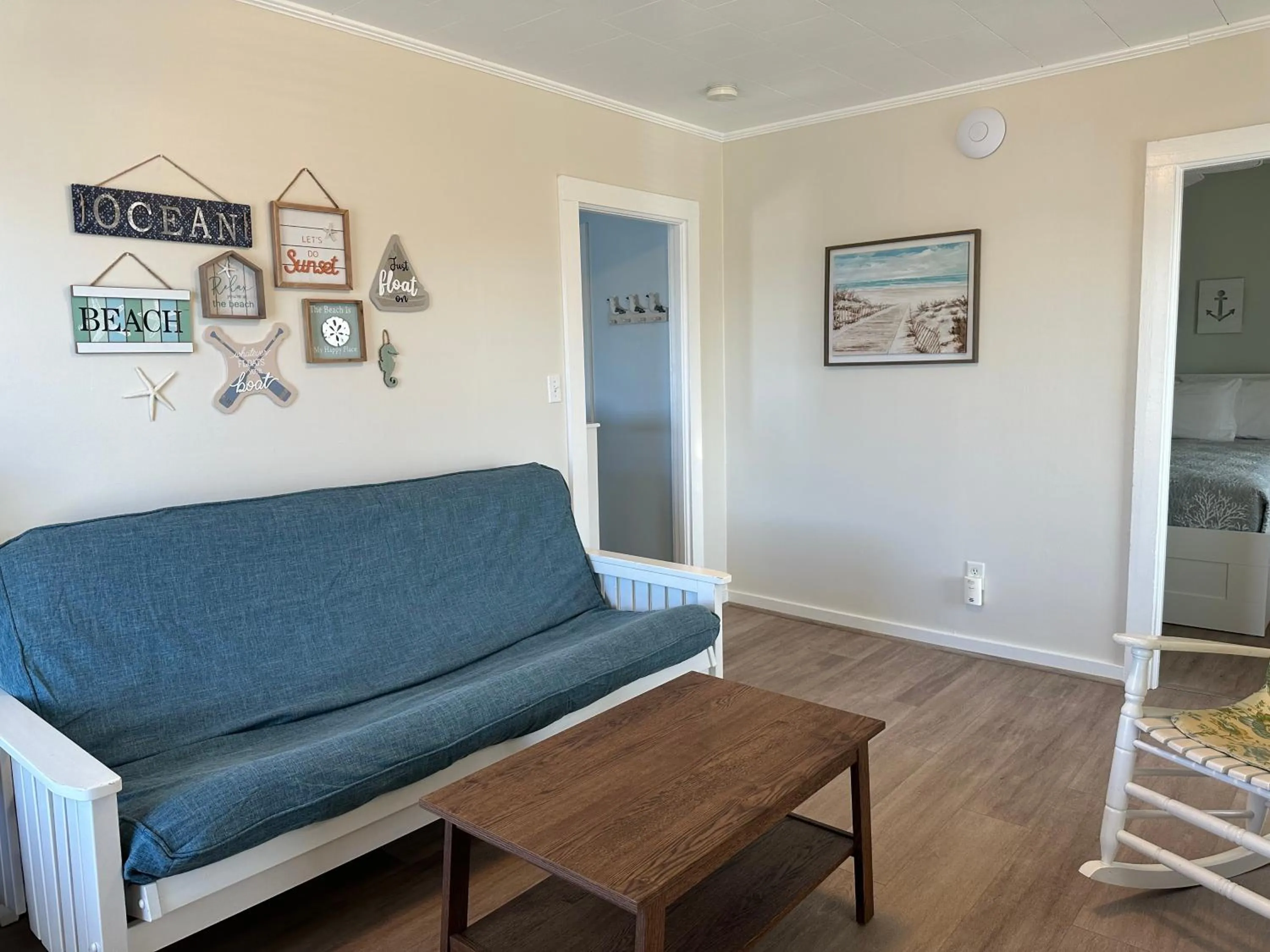 Living room in Moontide Motel, Apartments, and Cabins