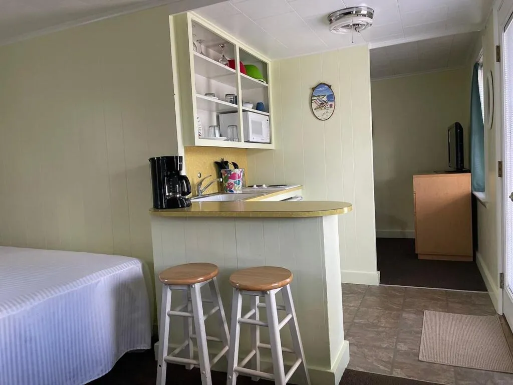 Kitchen or kitchenette, Bed in Moontide Motel, Apartments, and Cabins