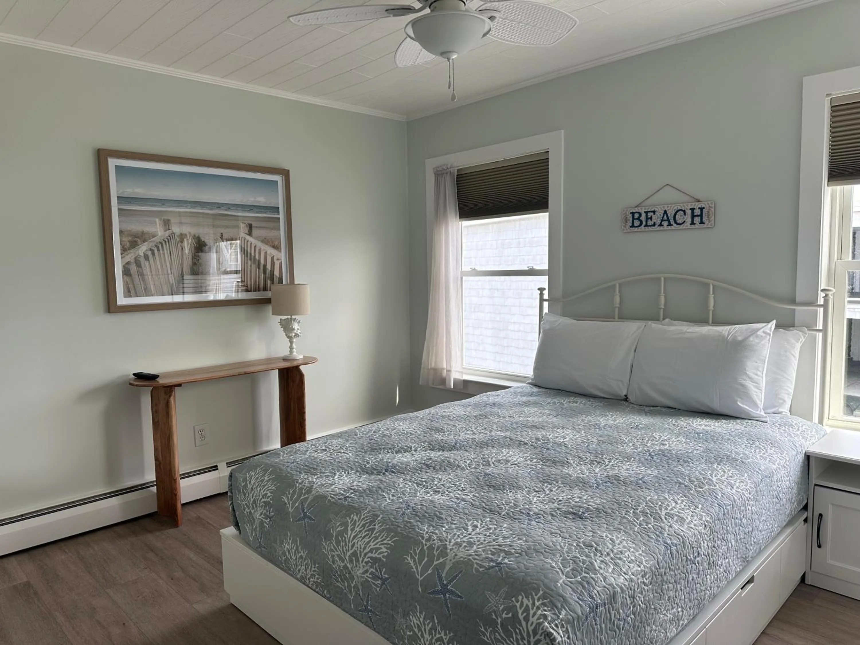 Bedroom, Bed in Moontide Motel, Apartments, and Cabins