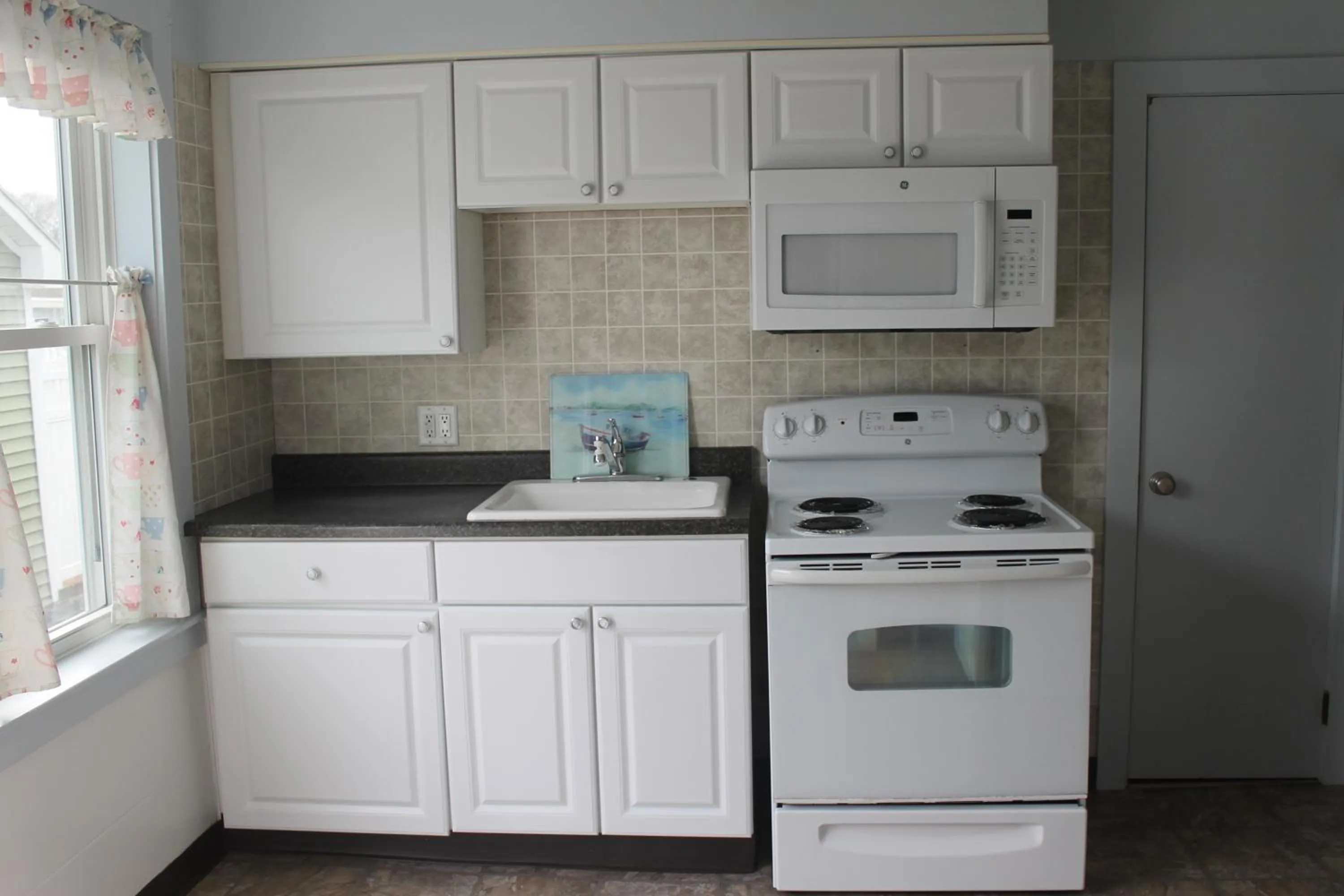 Kitchen or kitchenette in Moontide Motel, Apartments, and Cabins