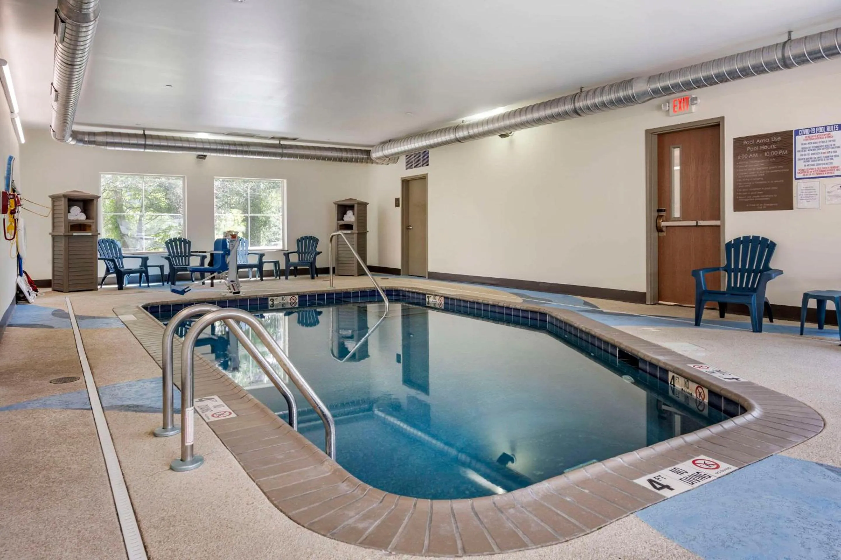 Swimming pool in Comfort Inn Connellsville Riverview