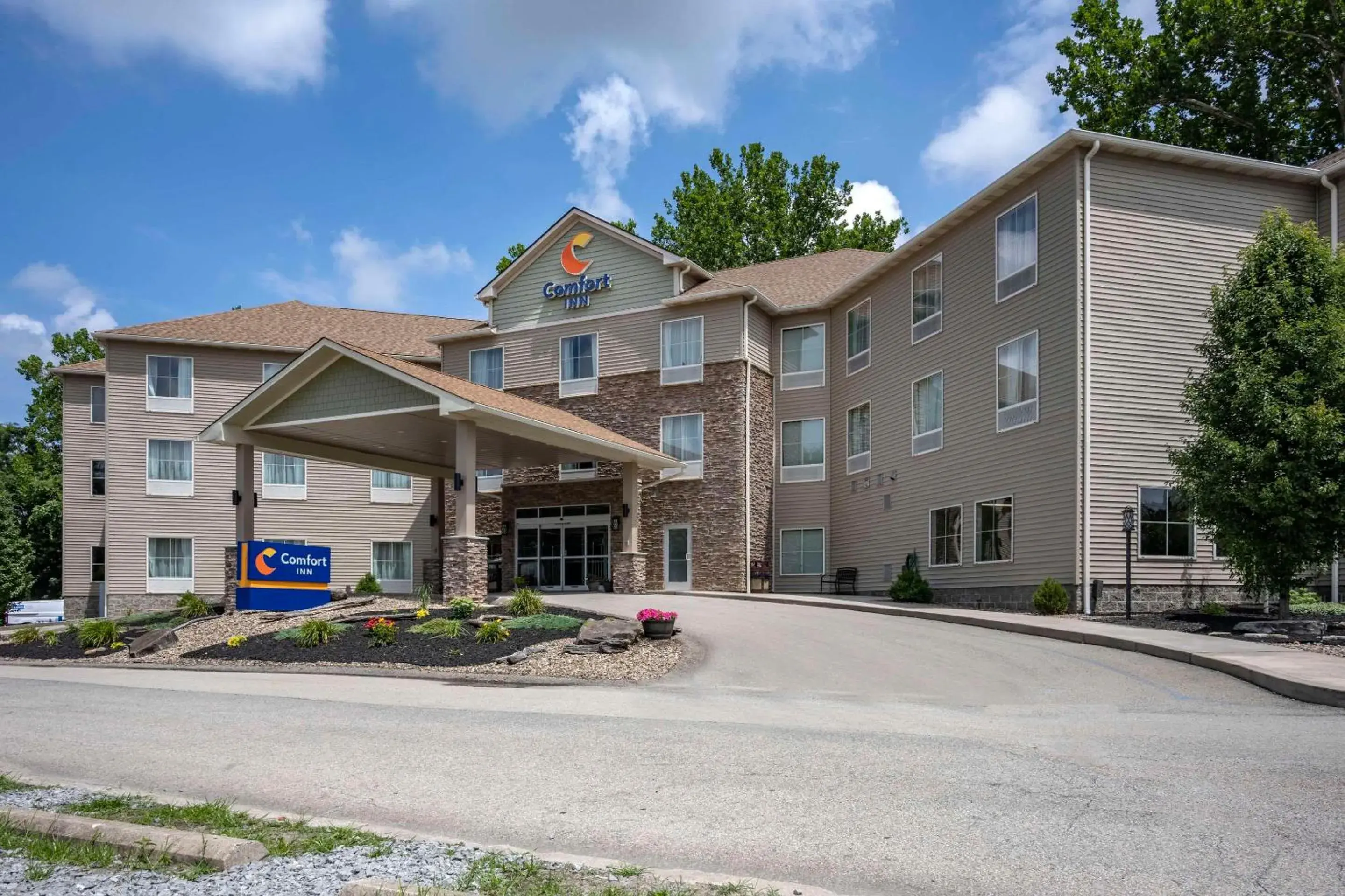 Property building in Comfort Inn Connellsville Riverview Property building in Comfort Inn Connellsville Riverview