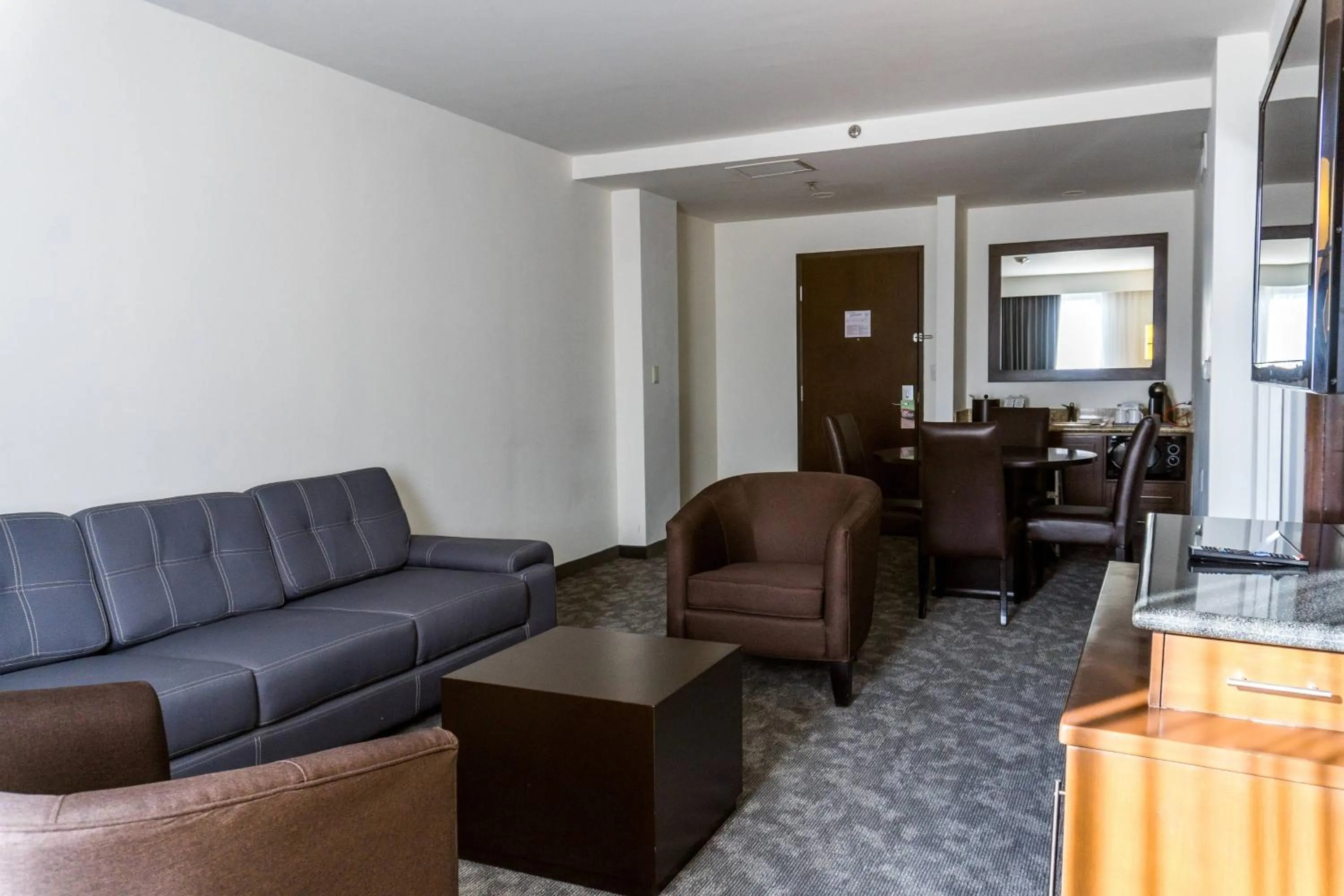 Living room in Courtyard by Marriott San Luis Potosi