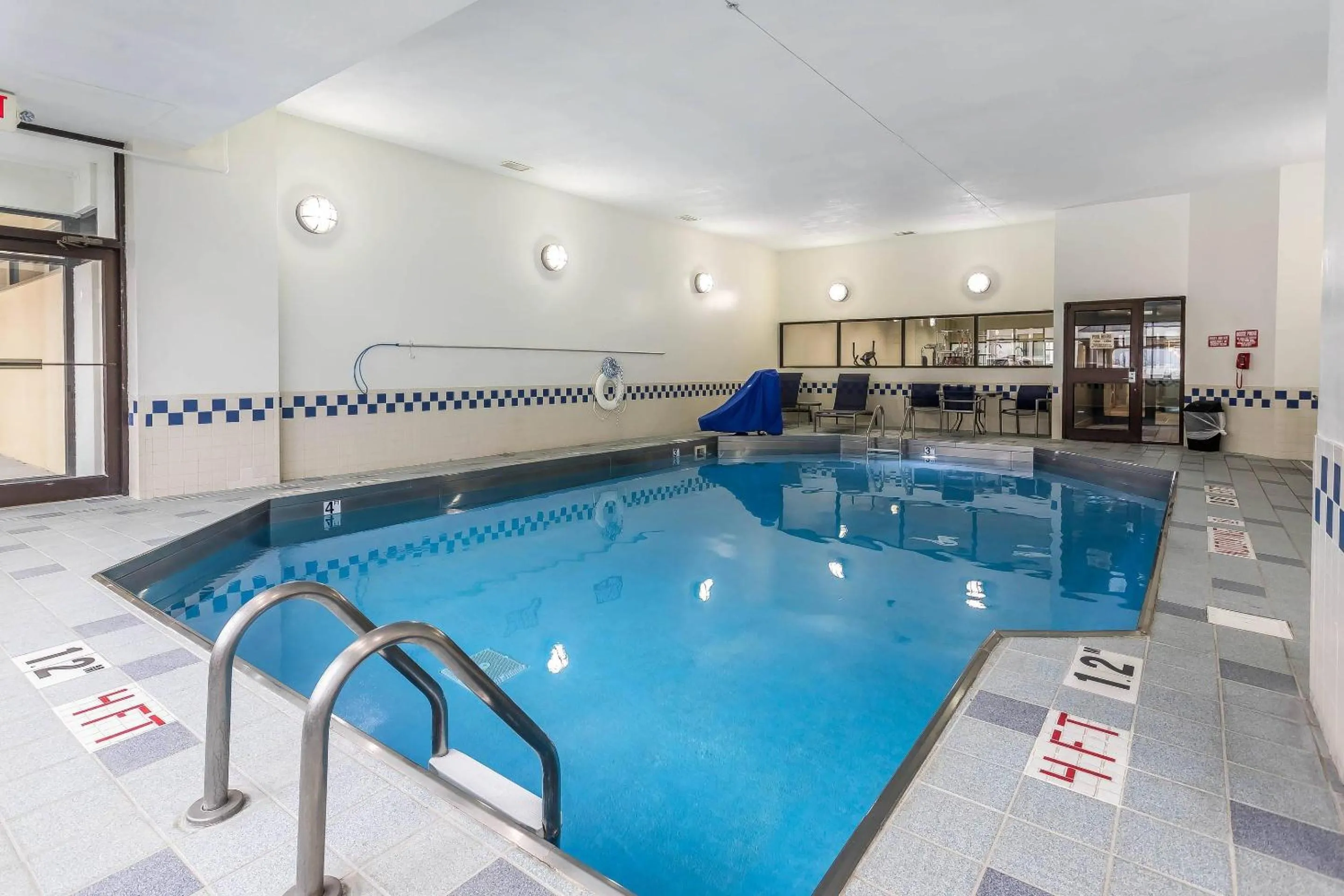 Swimming pool in Comfort Inn SW Omaha I-80