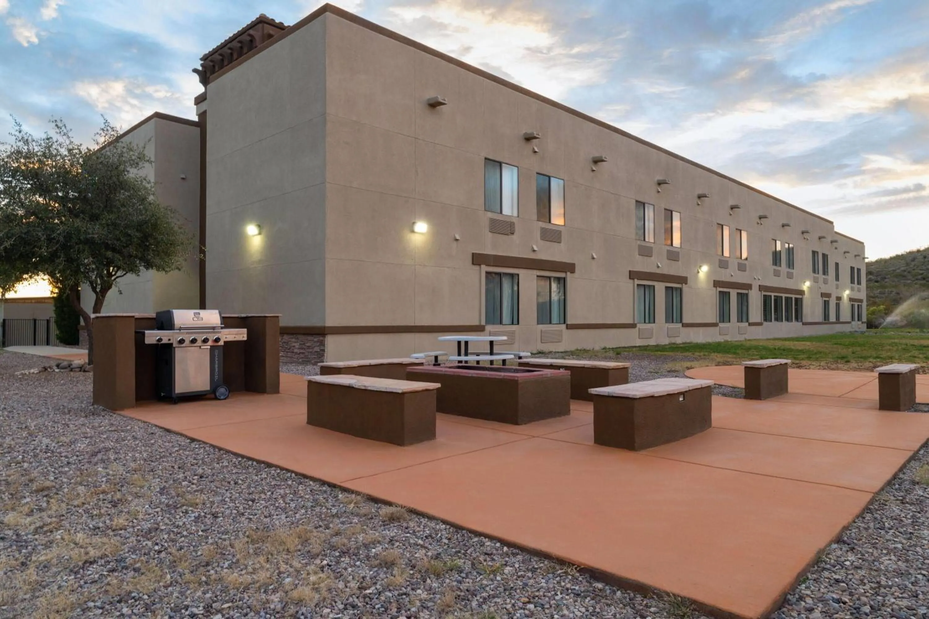 BBQ facilities in Tombstone Grand Hotel, a Baymont by Wyndham