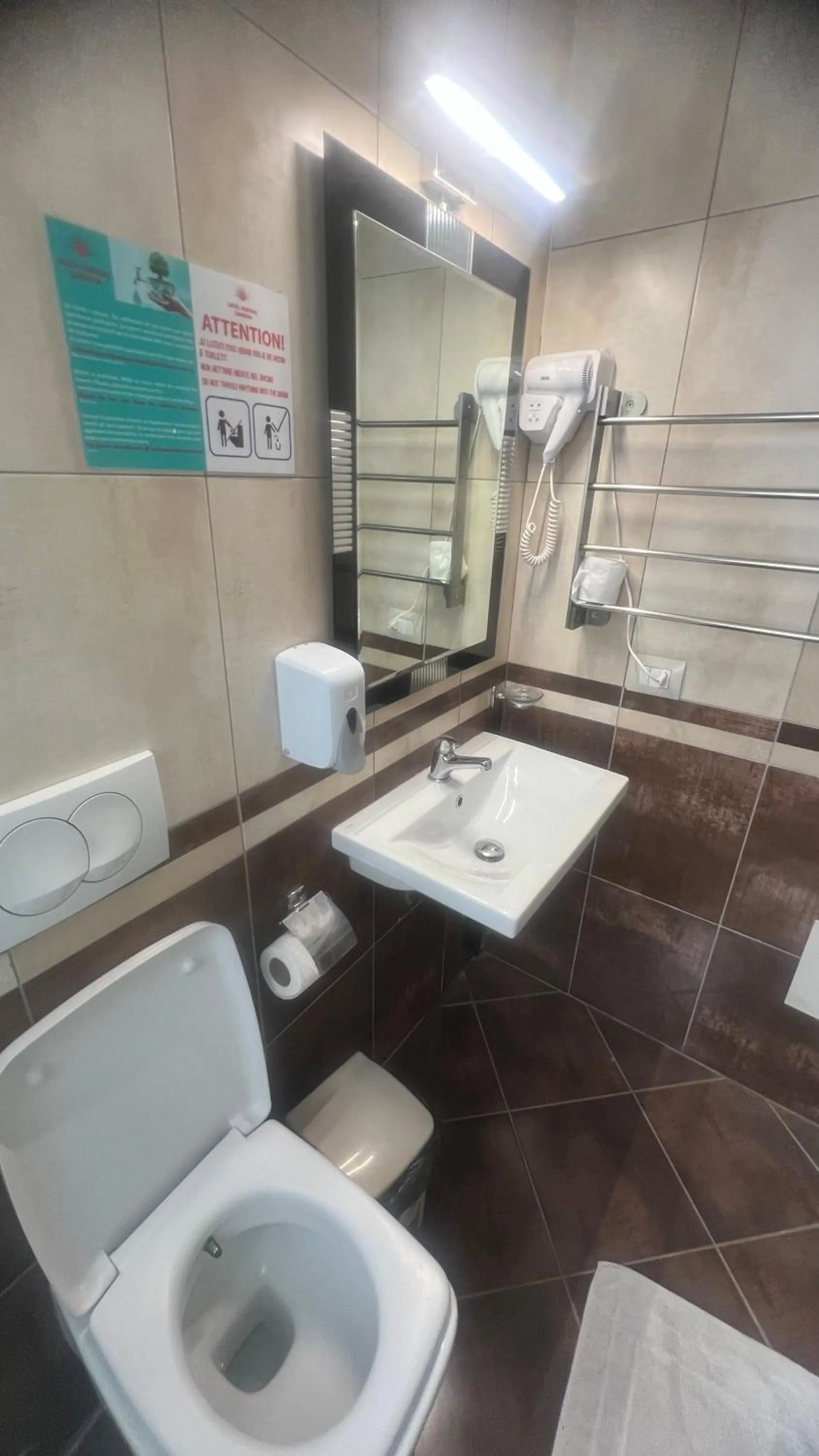 Toilet in Sunrise Hotel Cameria