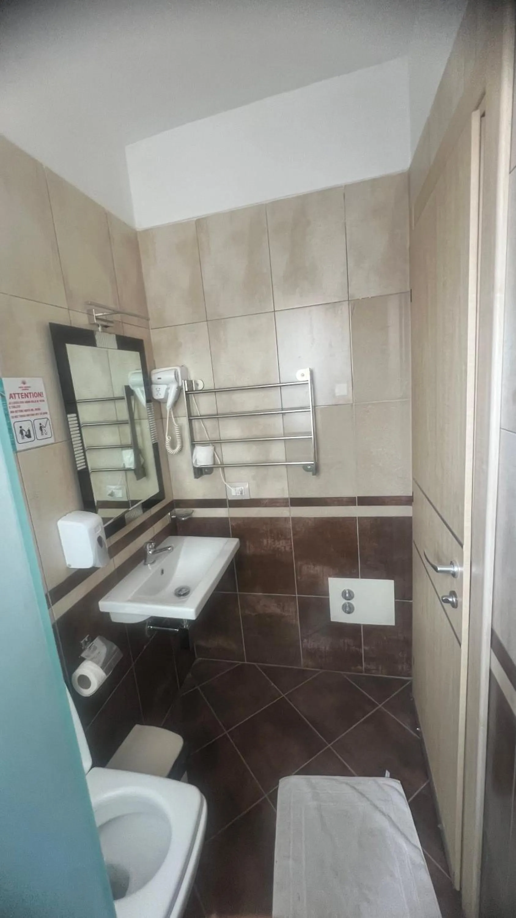 Toilet in Sunrise Hotel Cameria