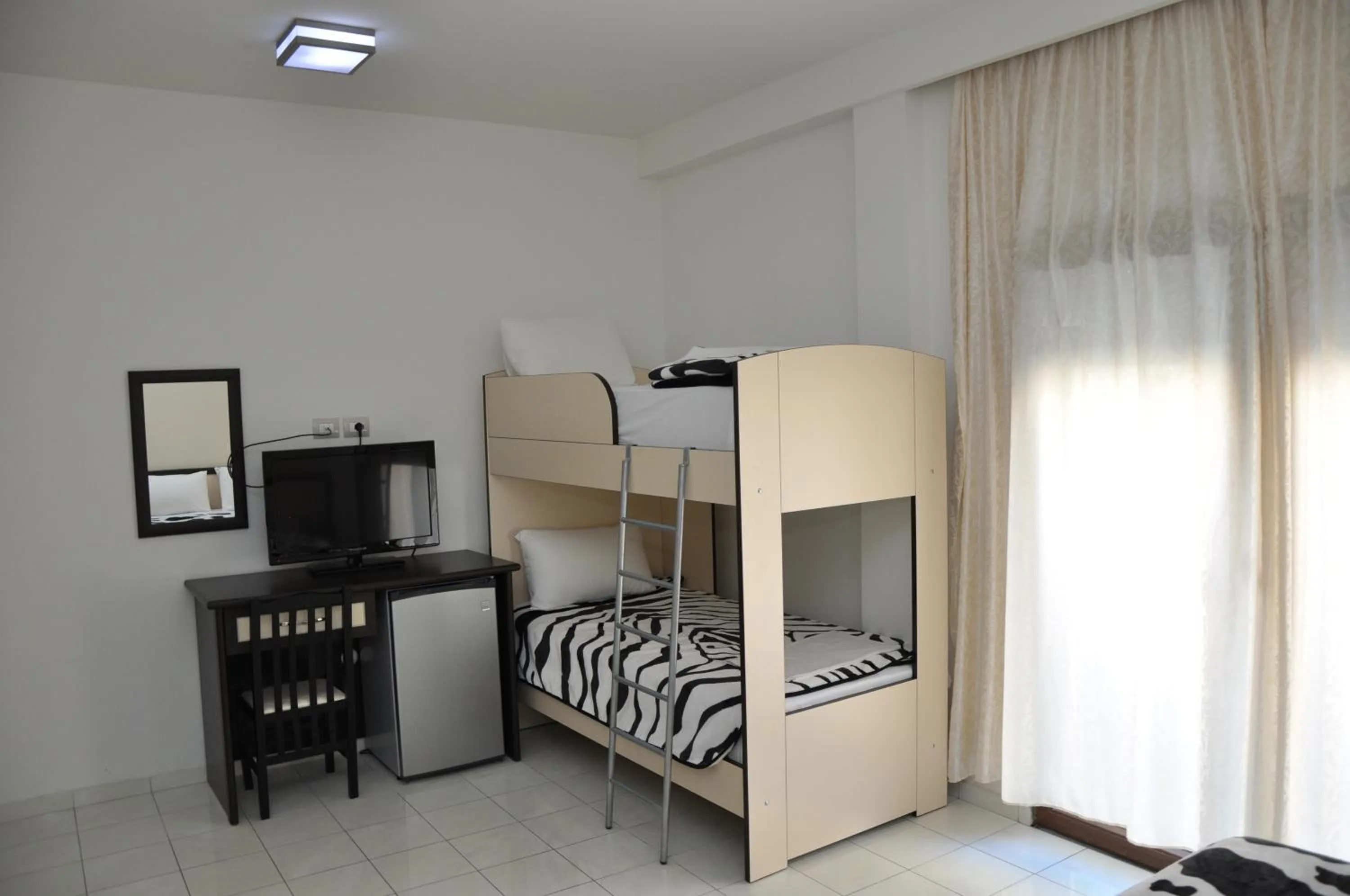 bunk bed, Bed in Sunrise Hotel Cameria