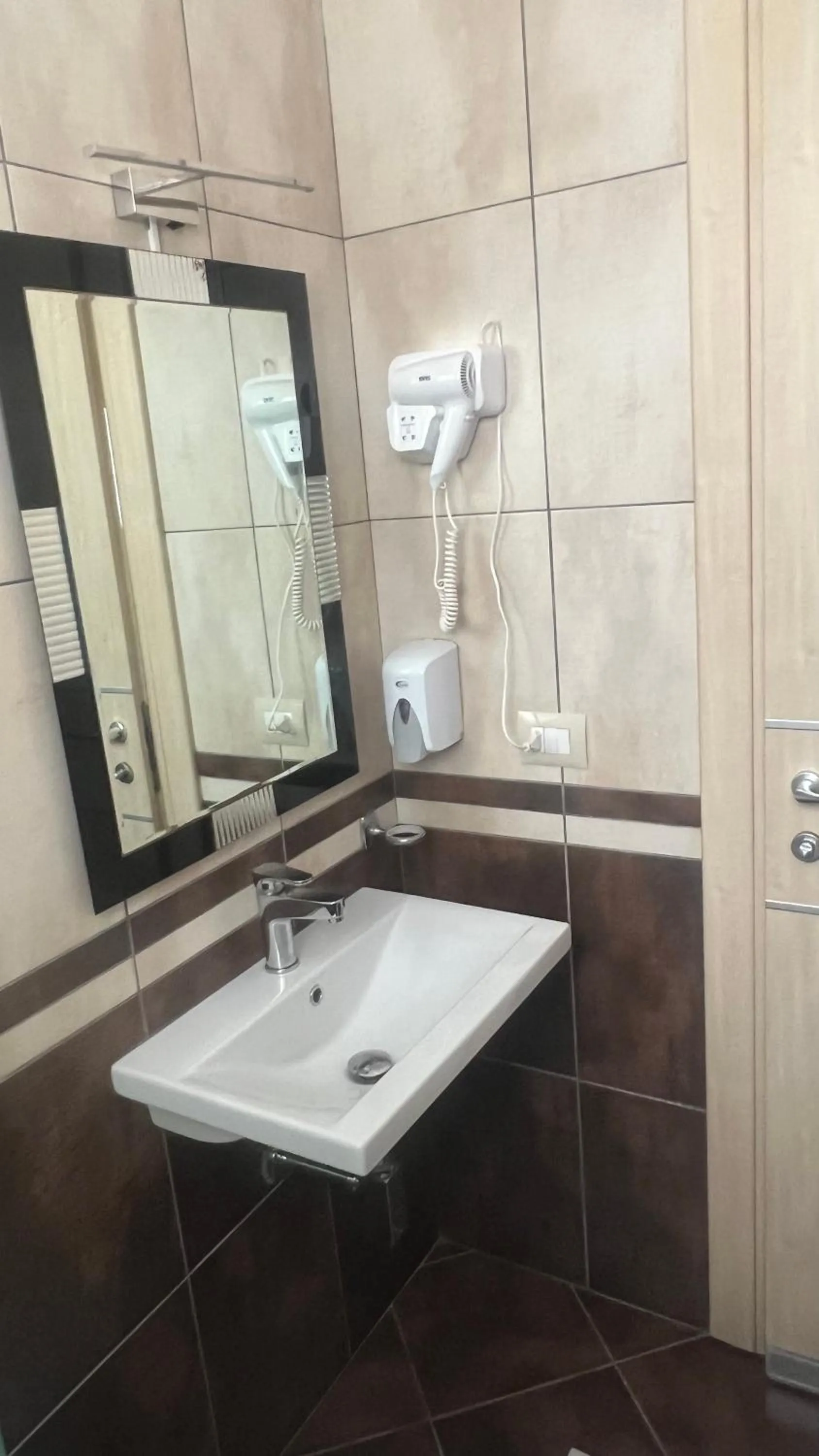 Bathroom in Sunrise Hotel Cameria