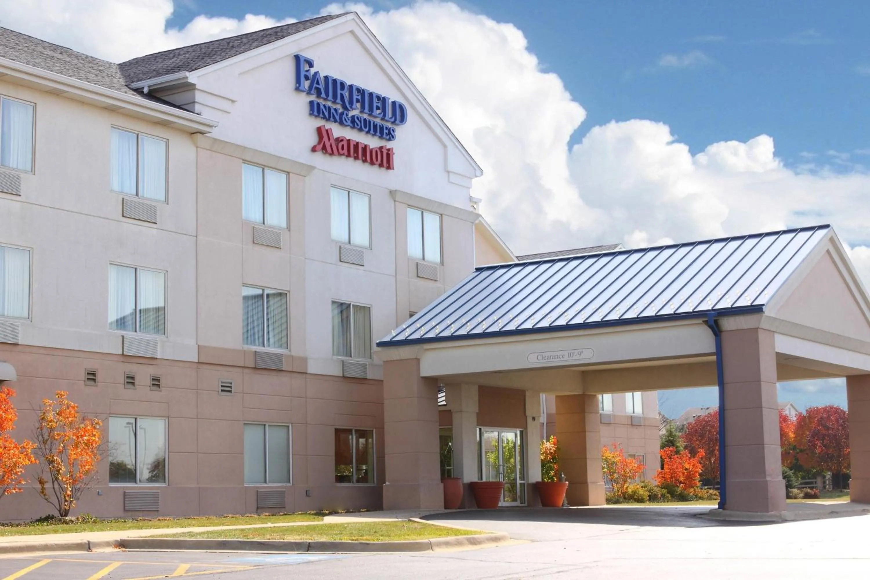 Property building in Fairfield Inn and Suites by Marriott Chicago St. Charles