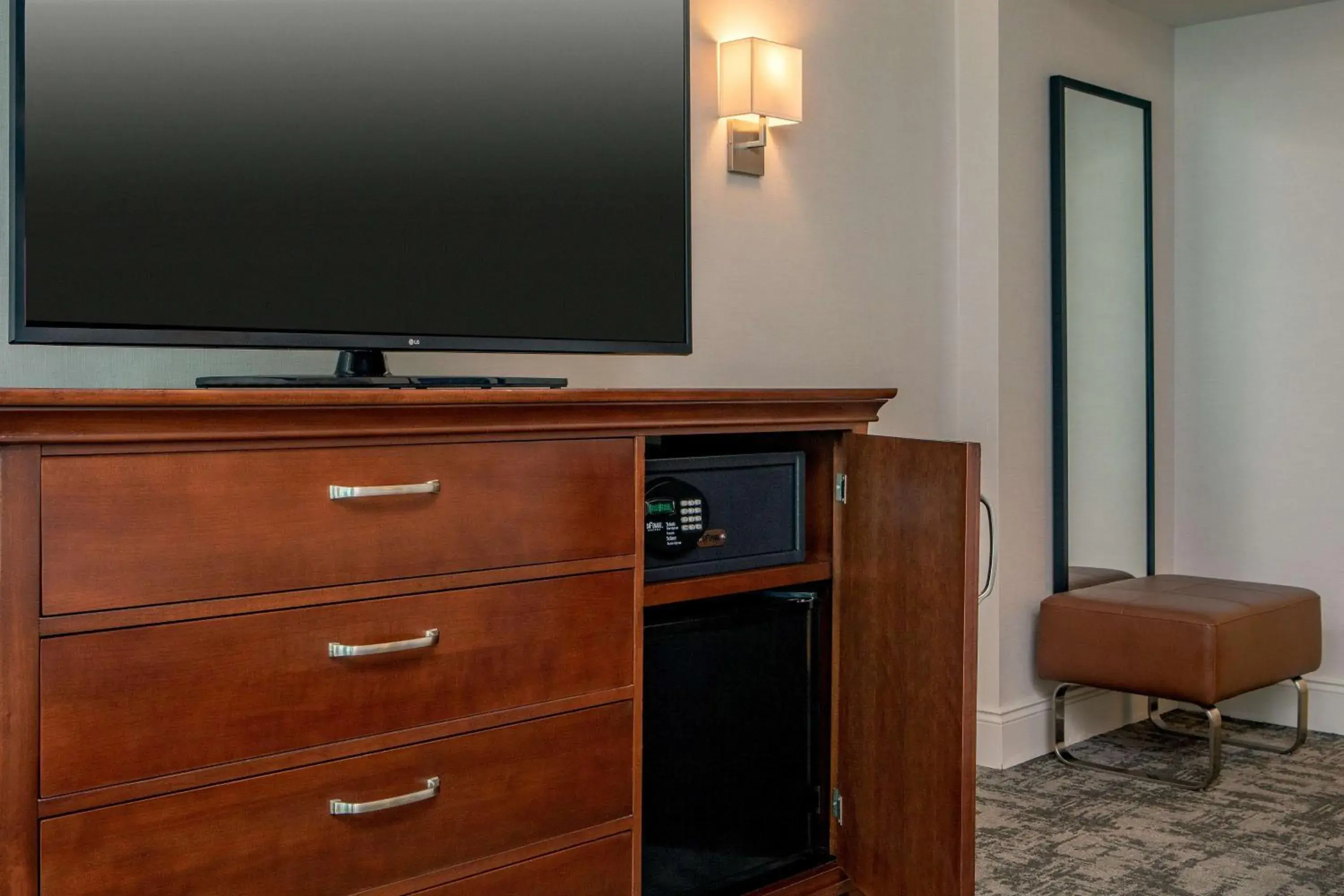 King Room with Bath Tub - Mobility Access in Hilton Greenville King Room with Bath Tub - Mobility Access in Hilton Greenville