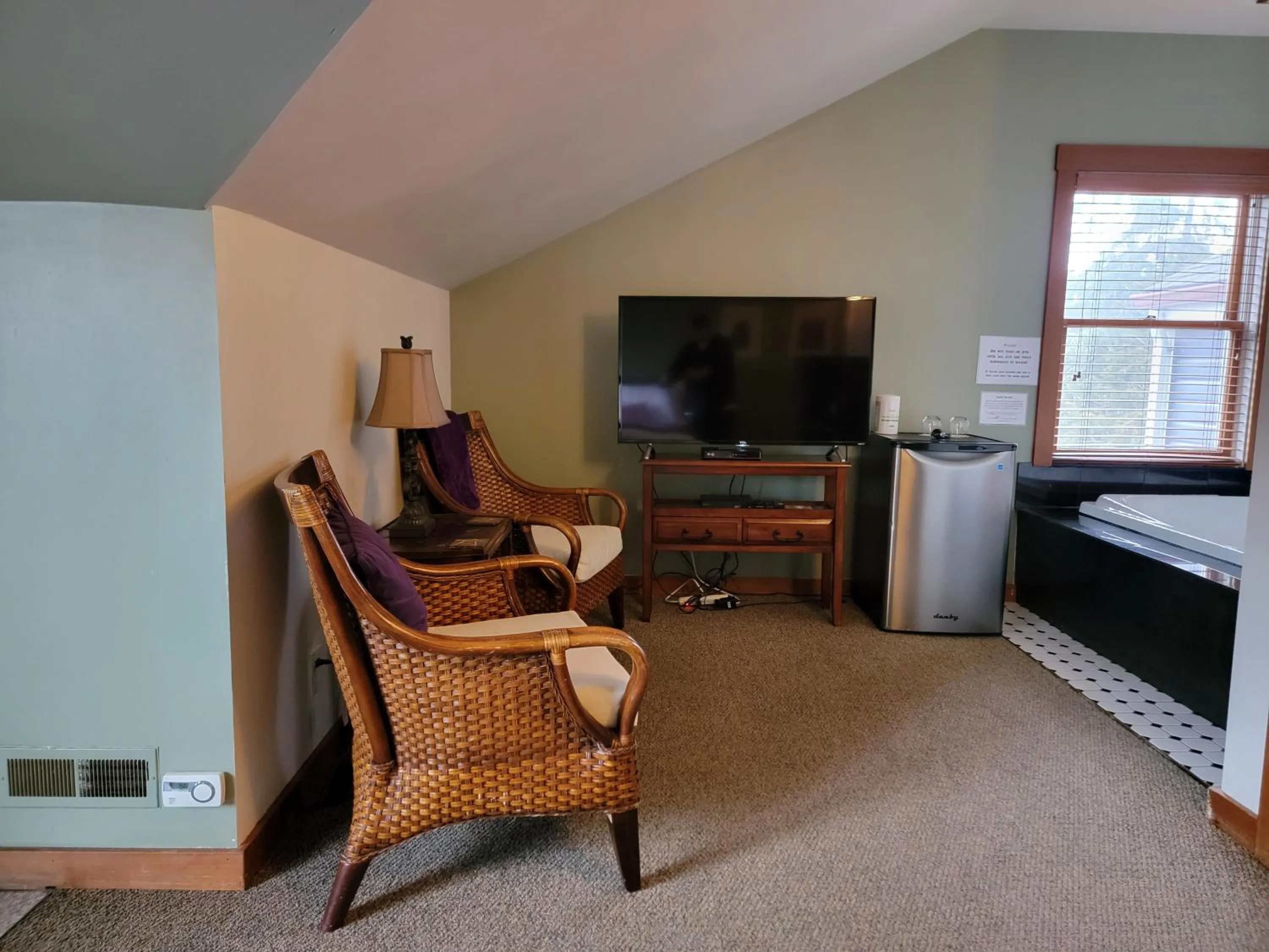 TV and multimedia in The Heron Inn and Day Spa