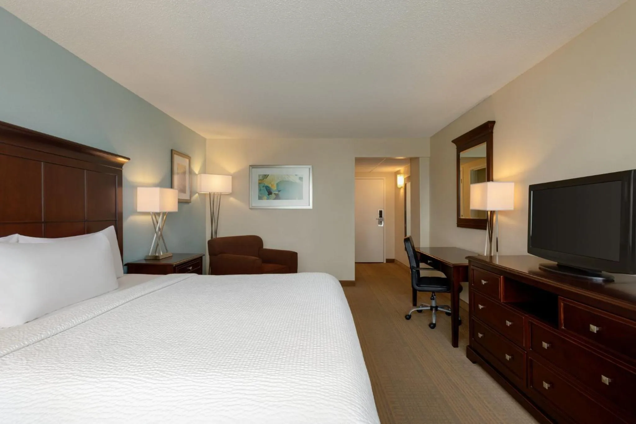 Photo of the whole room, Bed in Holiday Inn Birmingham-Airport by IHG