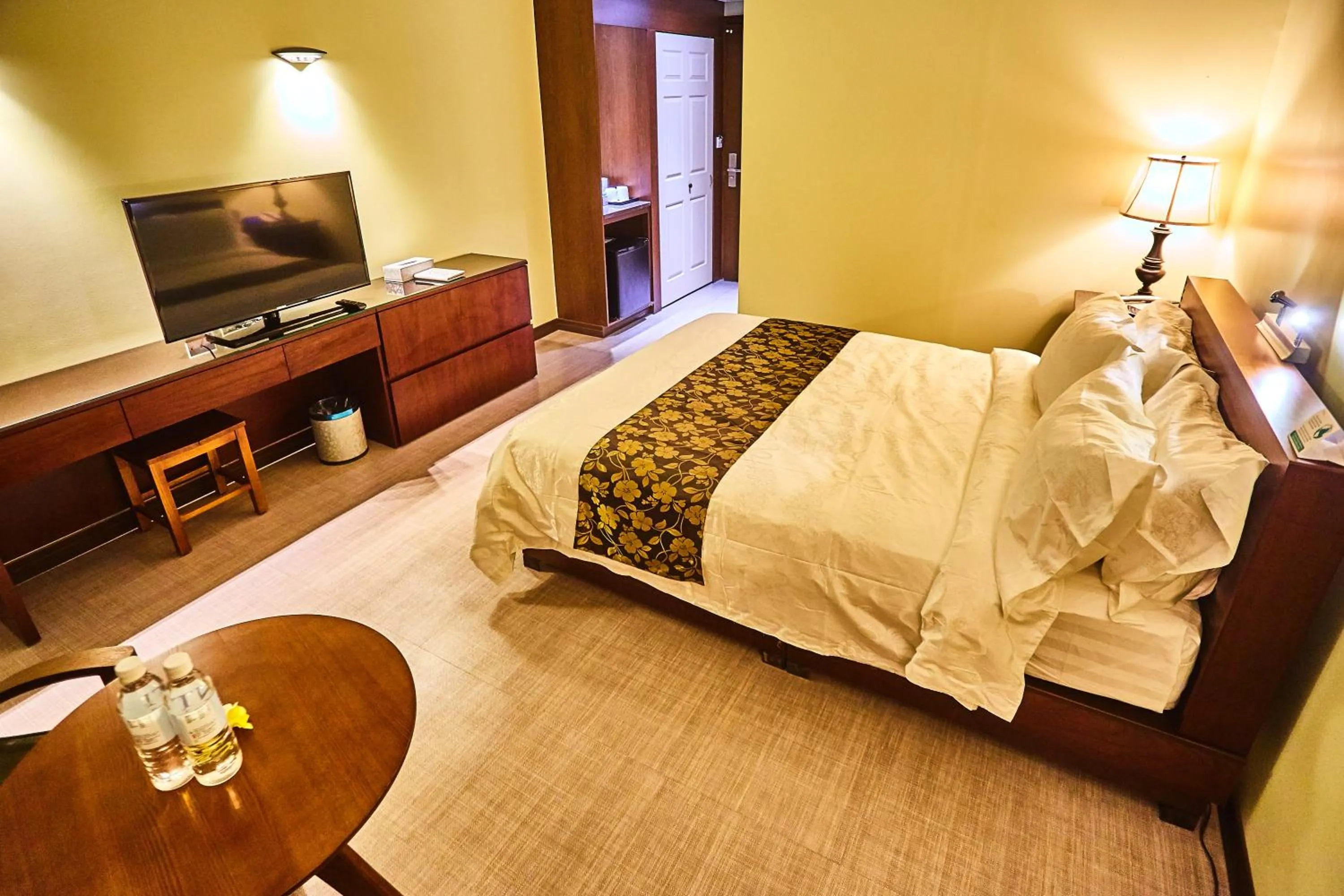 Photo of the whole room, Bed in Serenti Hotel Saipan