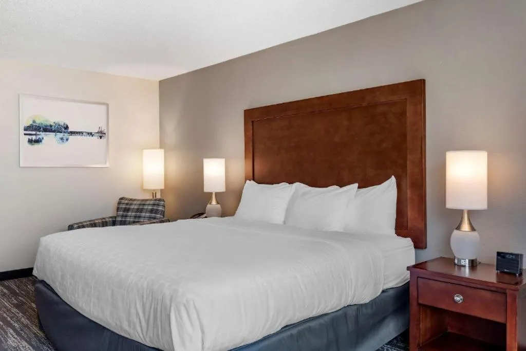 Bed in Clarion Inn Sheffield Muscle Shoals