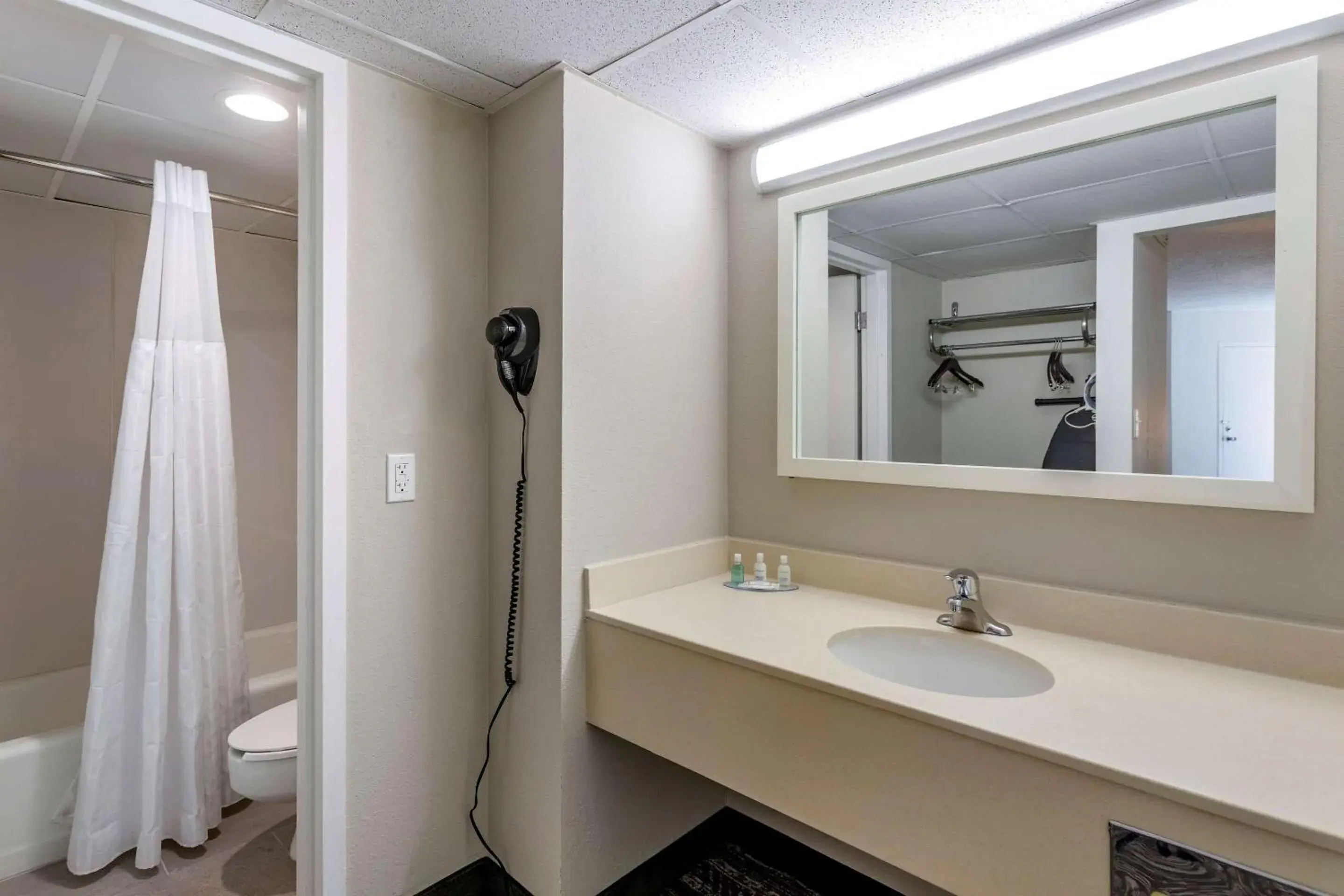 Bedroom in Clarion Inn Sheffield Muscle Shoals Bedroom in Clarion Inn Sheffield Muscle Shoals